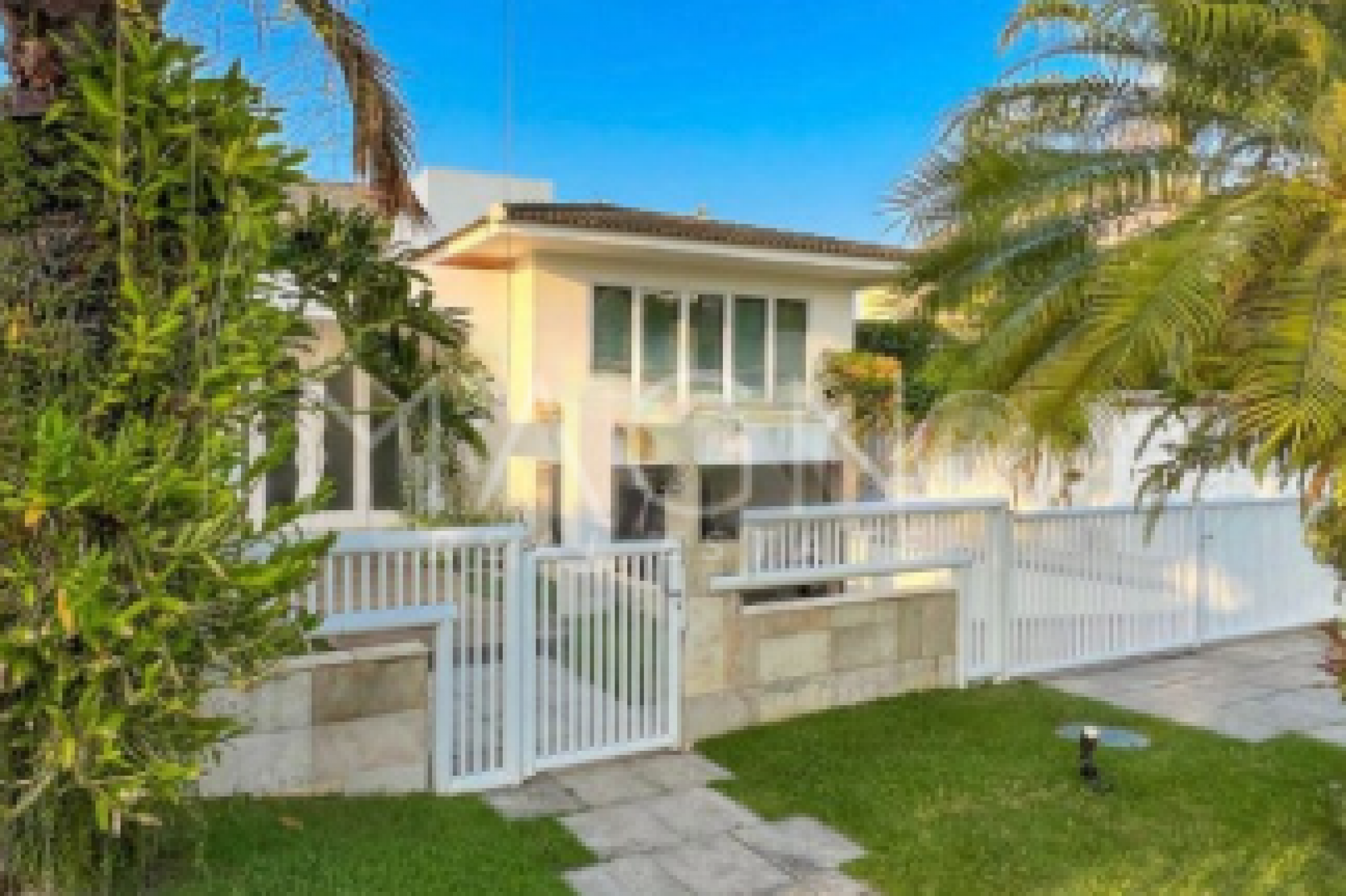 Linda Casa com 4 Suítes na Barra