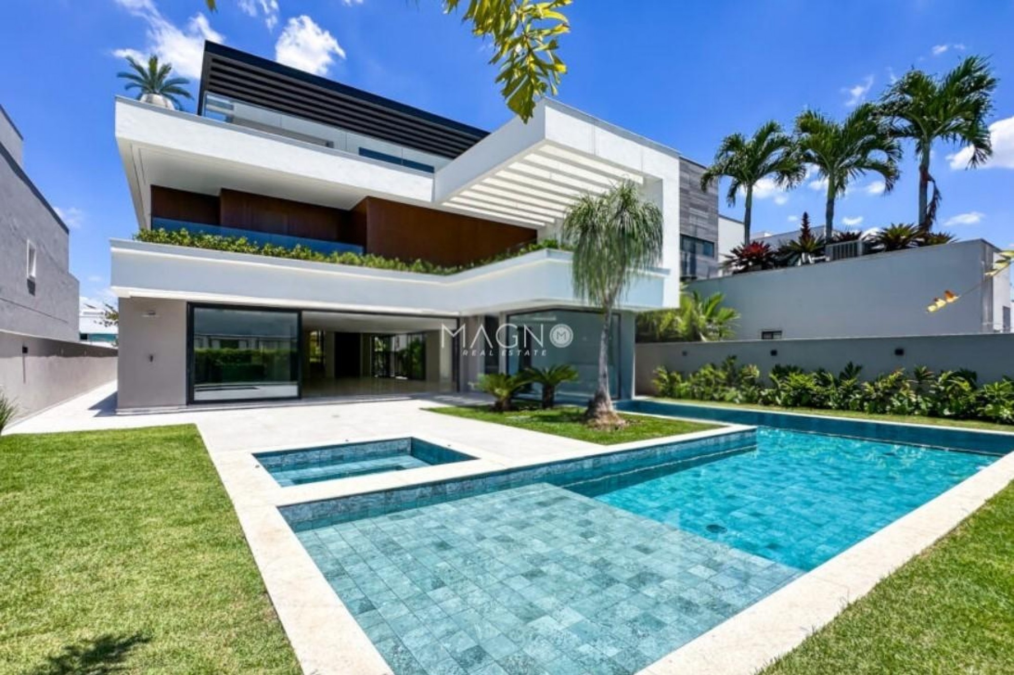 Triplex Contemporâneo com Subsolo a venda na Barra da Tijuca 