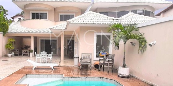 Casa triplex no condomínio Interlagos de Itauna