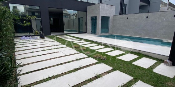 Linda Casa com 4 Suítes.