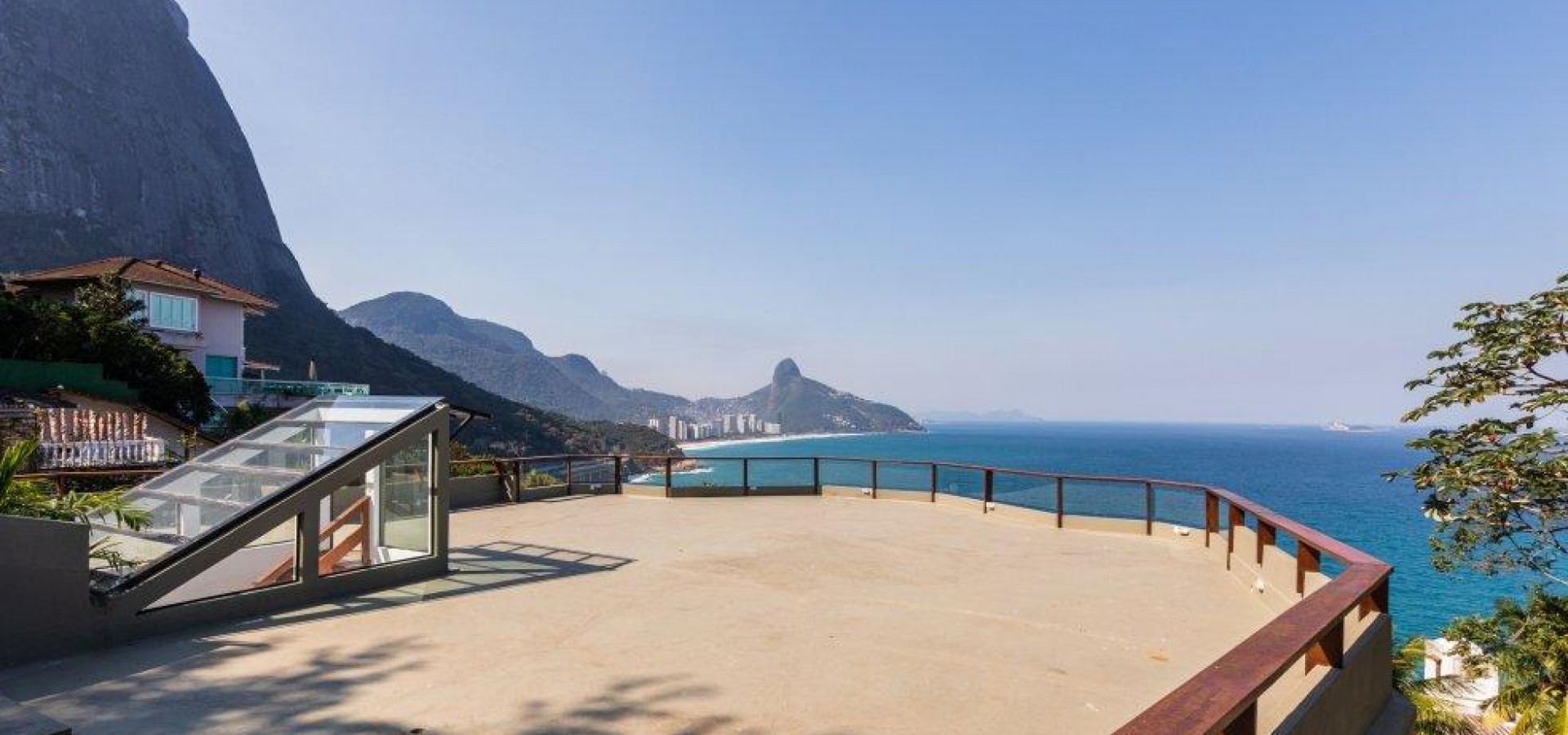 Casa com linda vista  no Joá