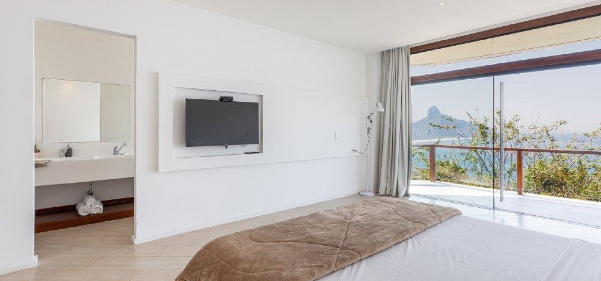 Casa com linda vista  no Joá