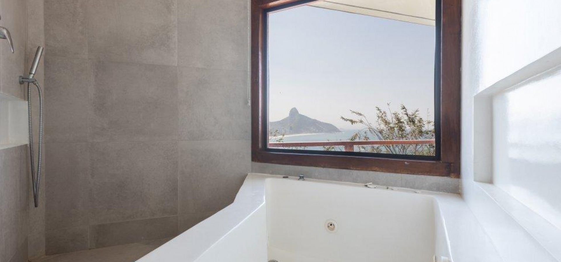Casa com linda vista  no Joá