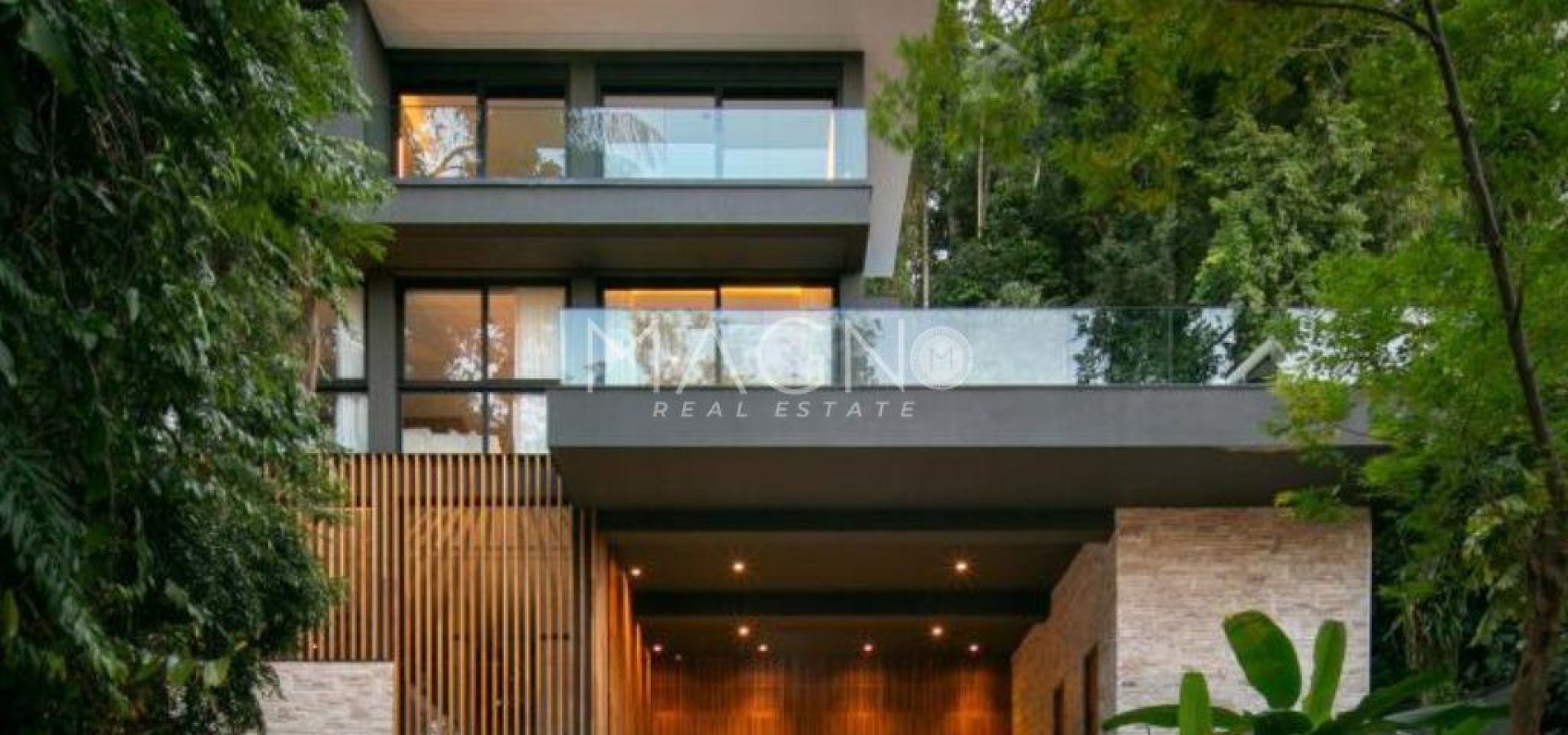 Luxuosa mansão de condomínio no Guarujá