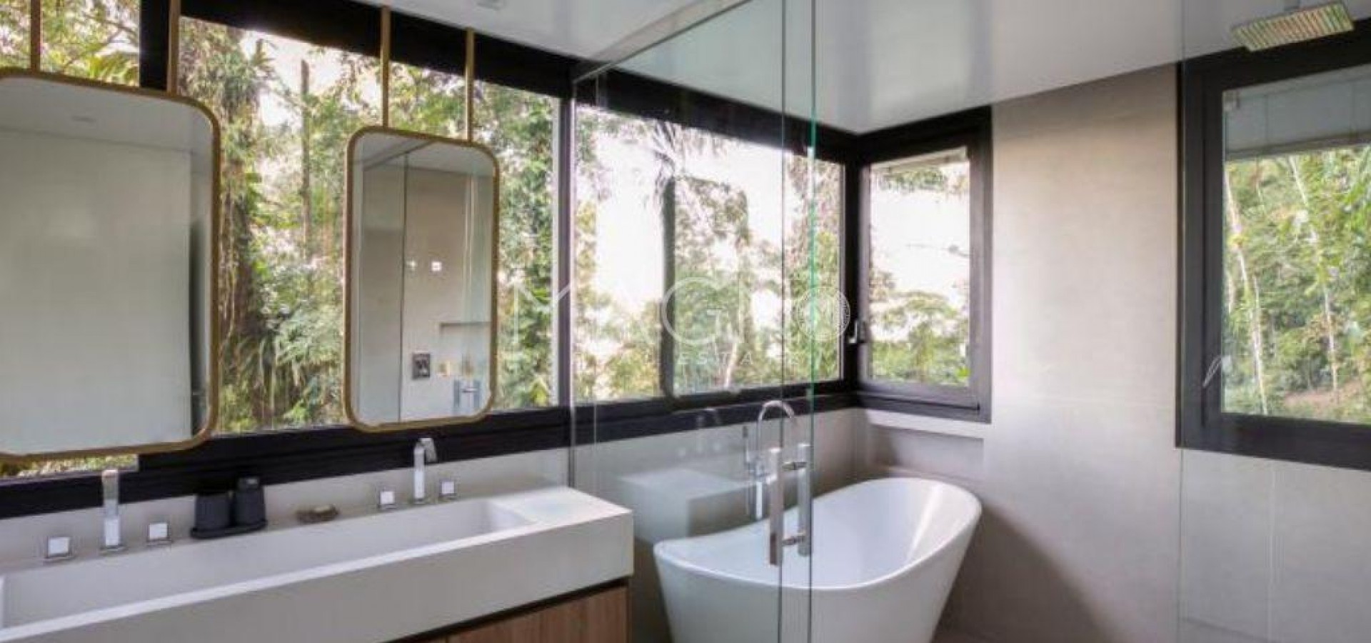 Luxuosa mansão de condomínio no Guarujá