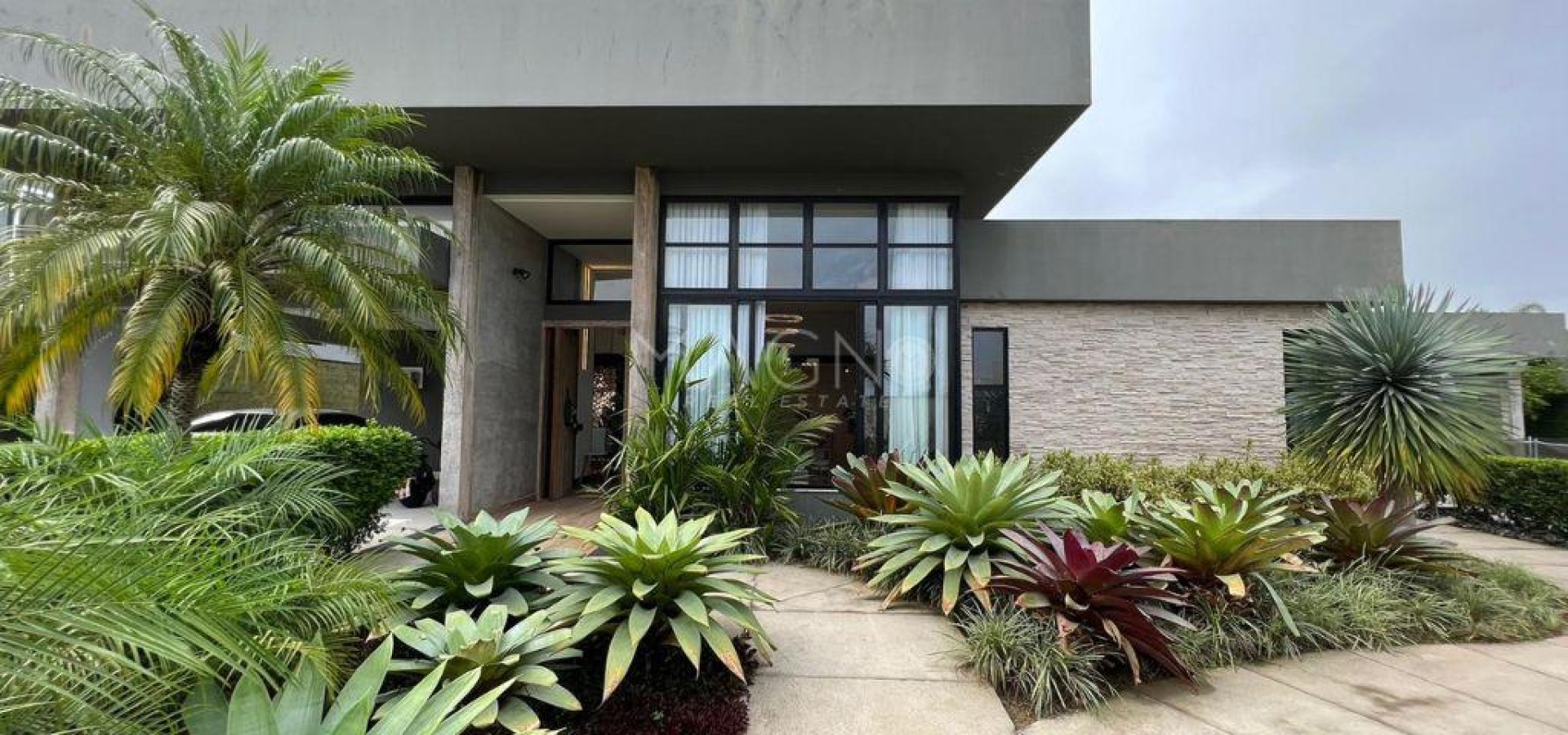 Lindíssima casa linear para locação mobiliada. 