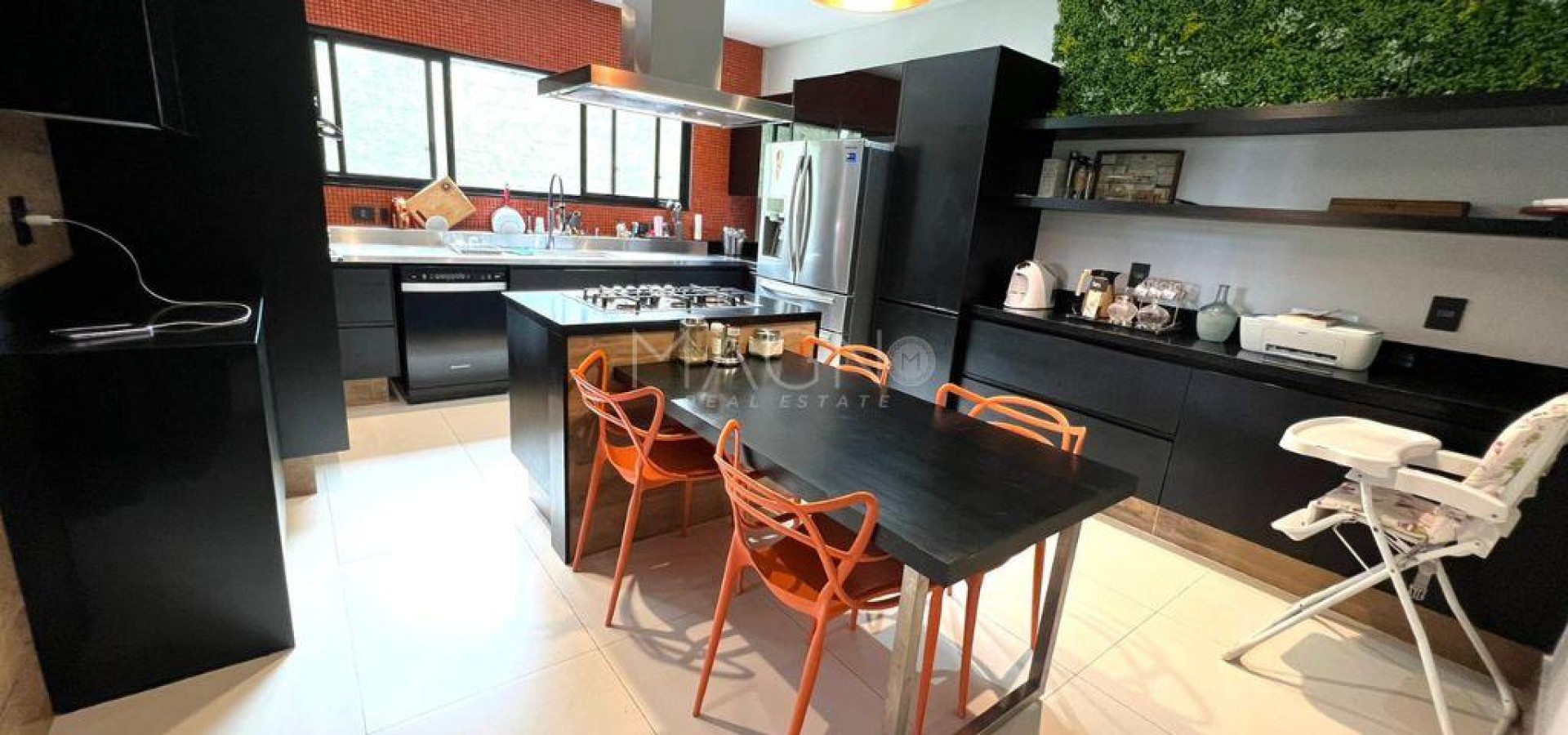 Lindíssima casa linear para locação mobiliada. 