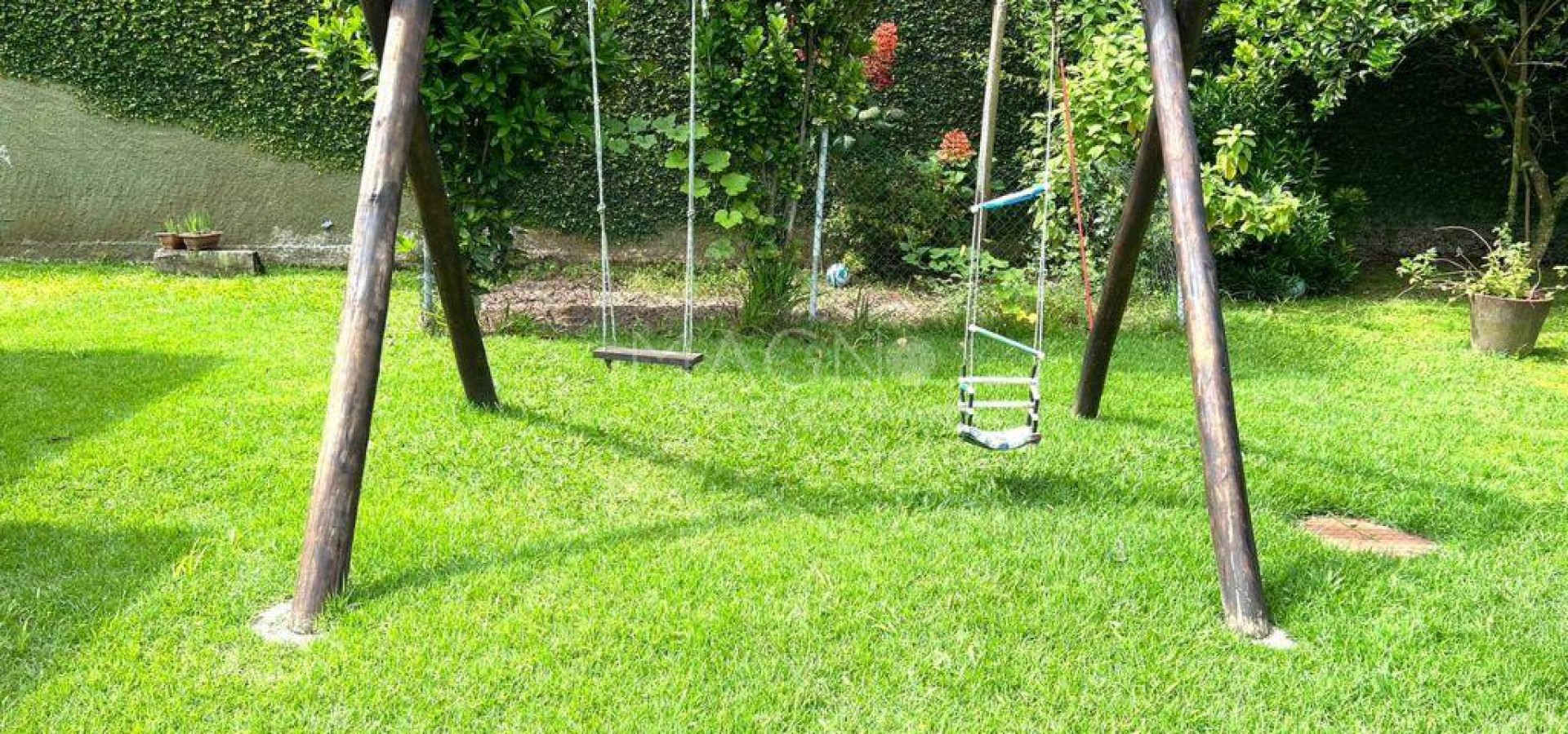 Lindíssima casa linear para locação mobiliada. 