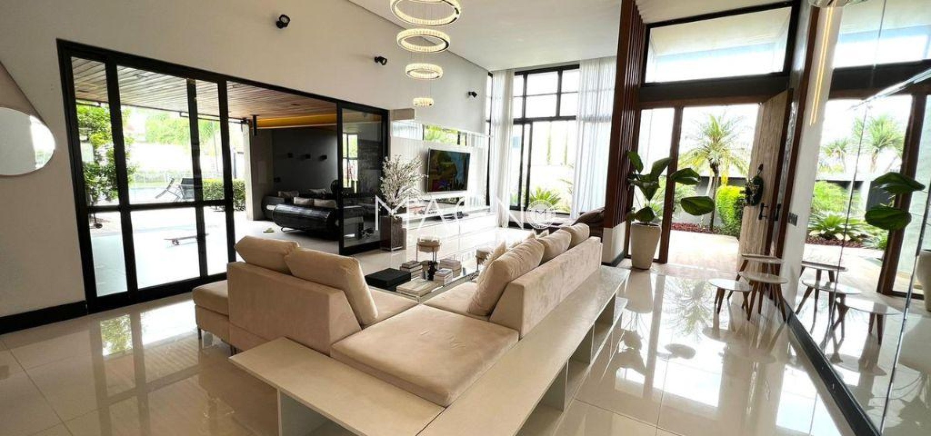 Lindíssima casa linear para locação mobiliada. 