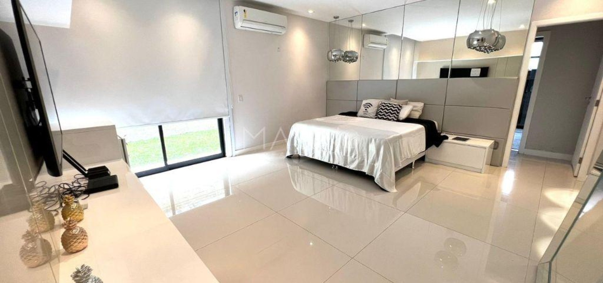 Lindíssima casa linear para locação mobiliada. 
