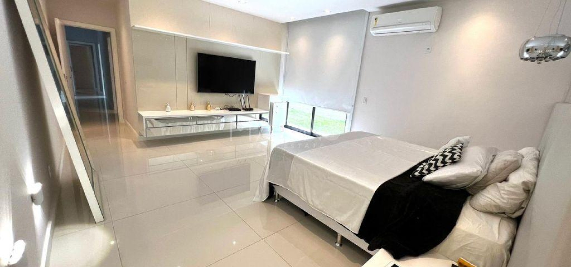 Lindíssima casa linear para locação mobiliada. 