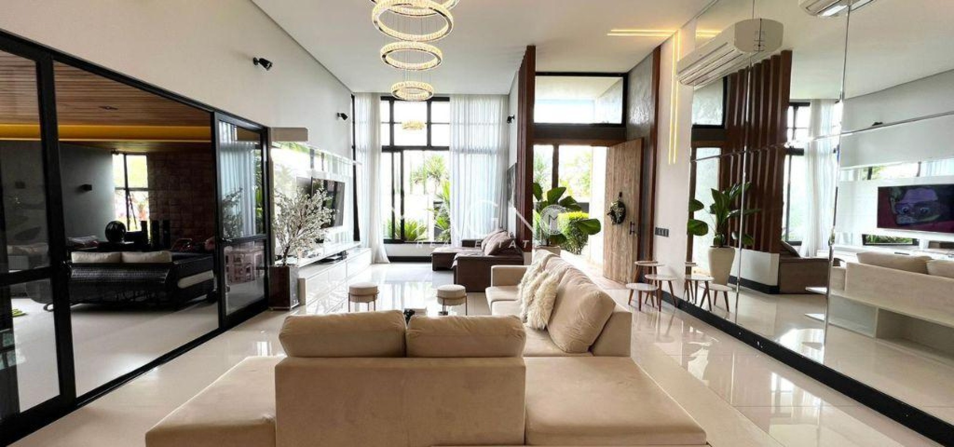 Lindíssima casa linear para locação mobiliada. 