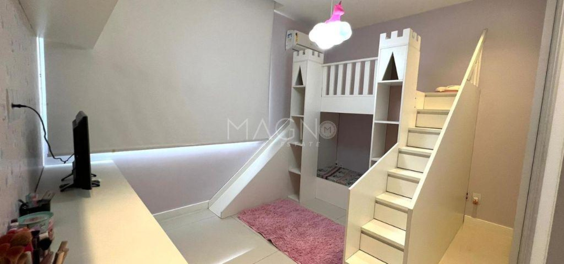 Lindíssima casa linear para locação mobiliada. 