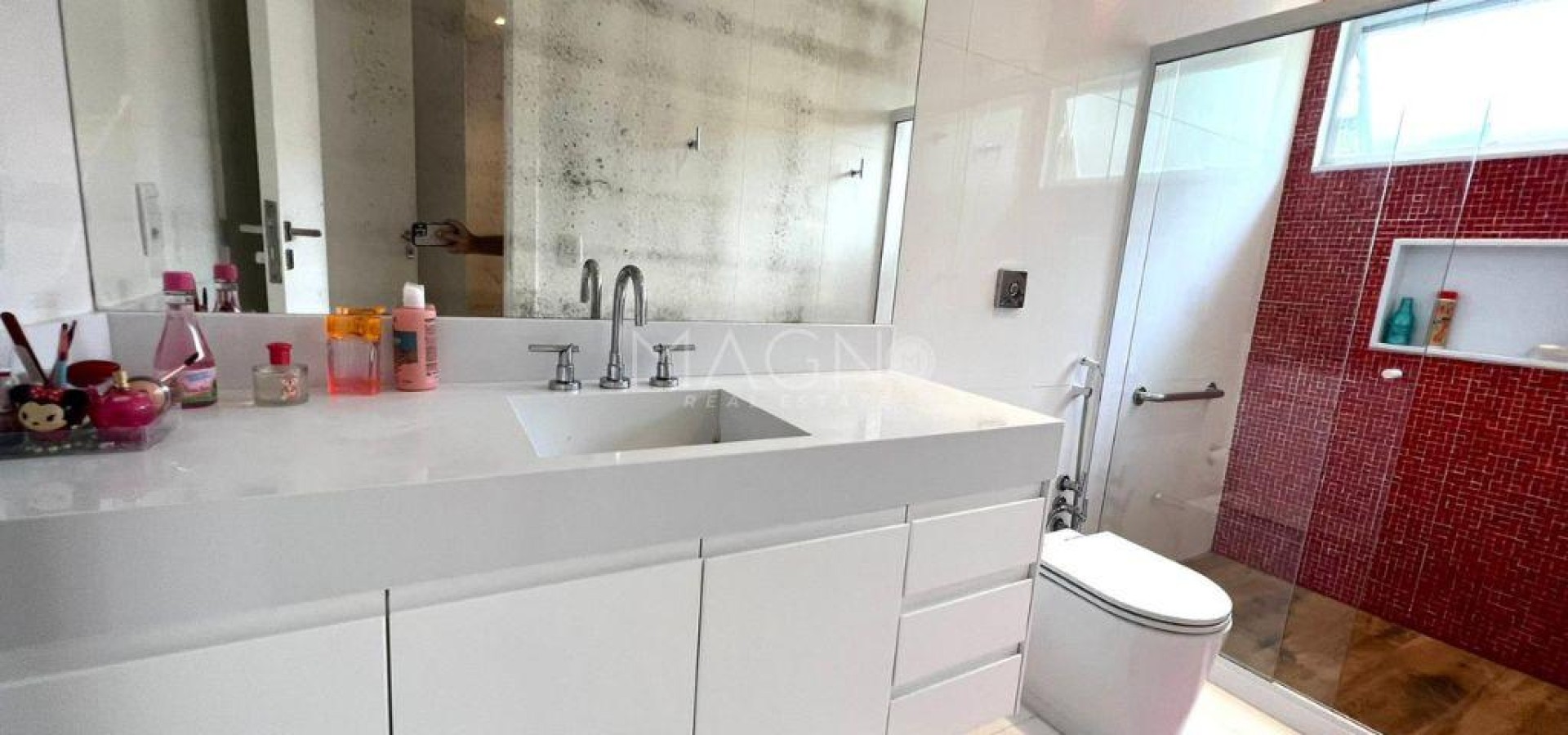 Lindíssima casa linear para locação mobiliada. 