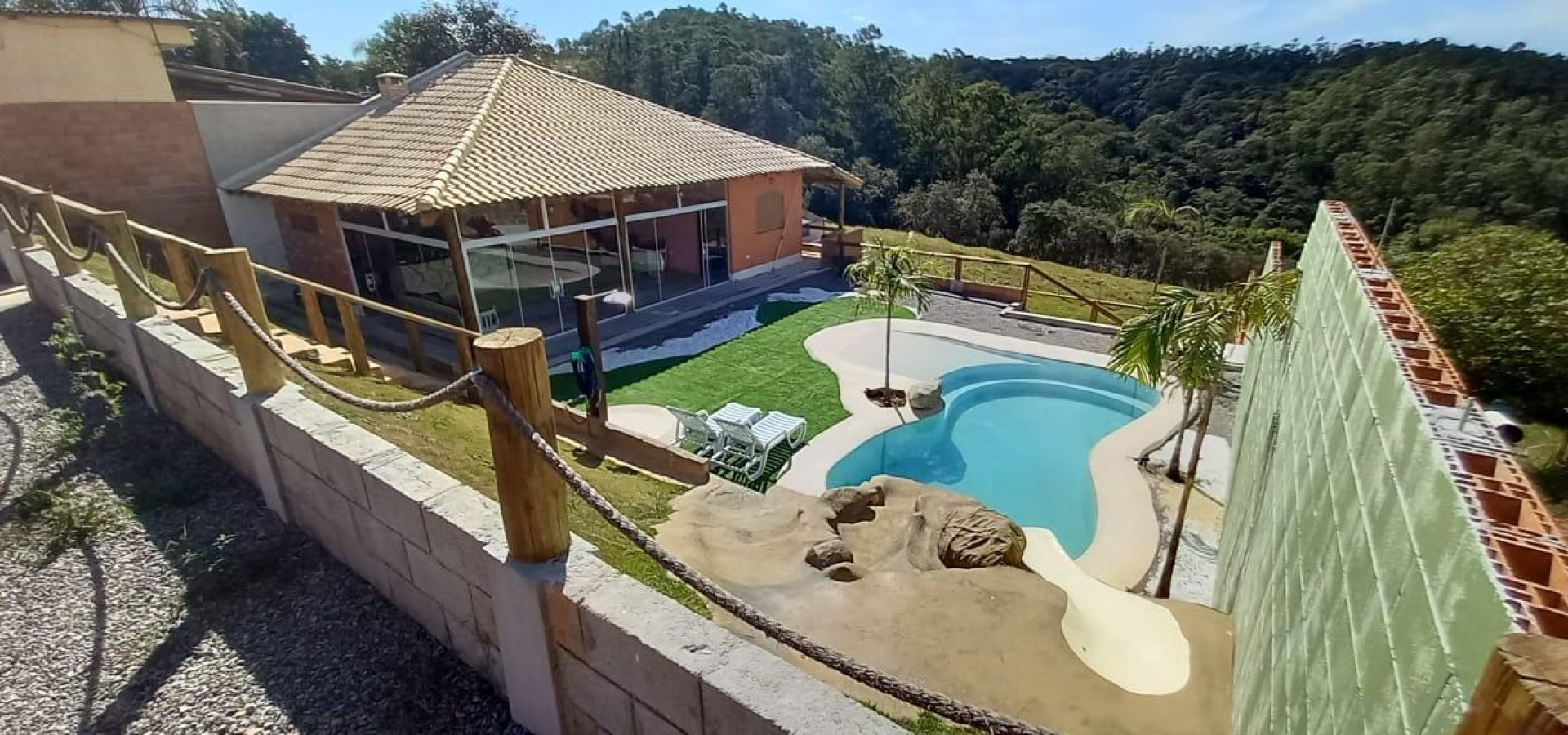 Linda Casa de campo, com 1000m2