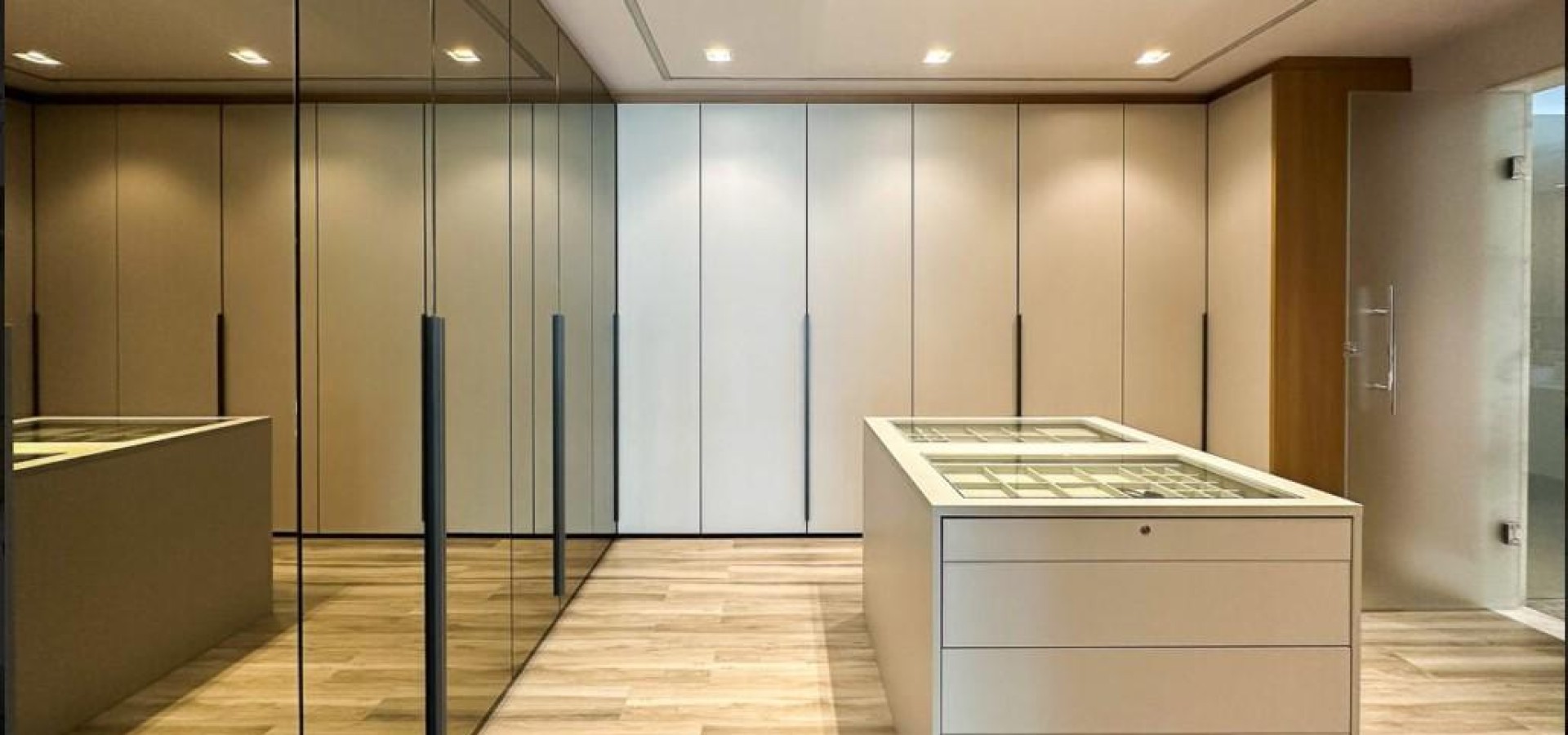 LUXUOSA CASA NO CONDOMINIO ALPHAVILLE 