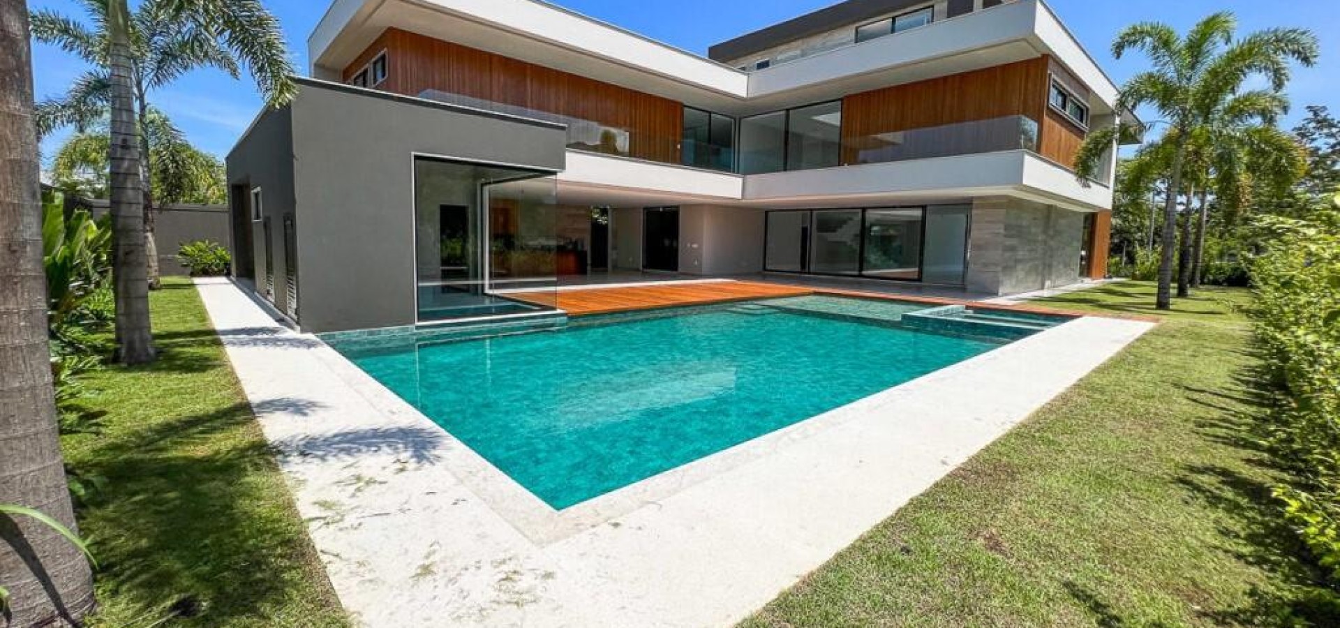 MODERNA CASA NO CONDOMÍNIO ALPHAVILLE