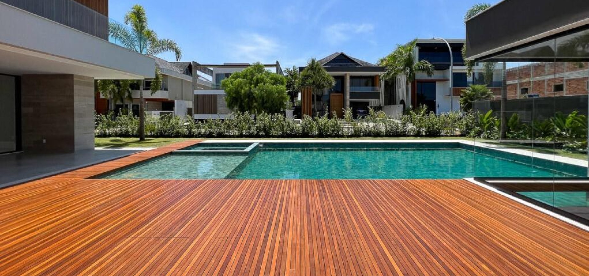 MODERNA CASA NO CONDOMÍNIO ALPHAVILLE