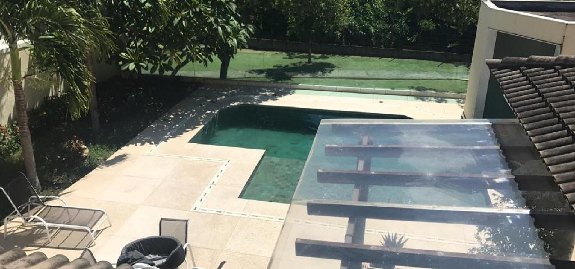 Lindíssima casa mobiliada para locação no condomínio Quintas do Rio - Barra da Tijuca. 