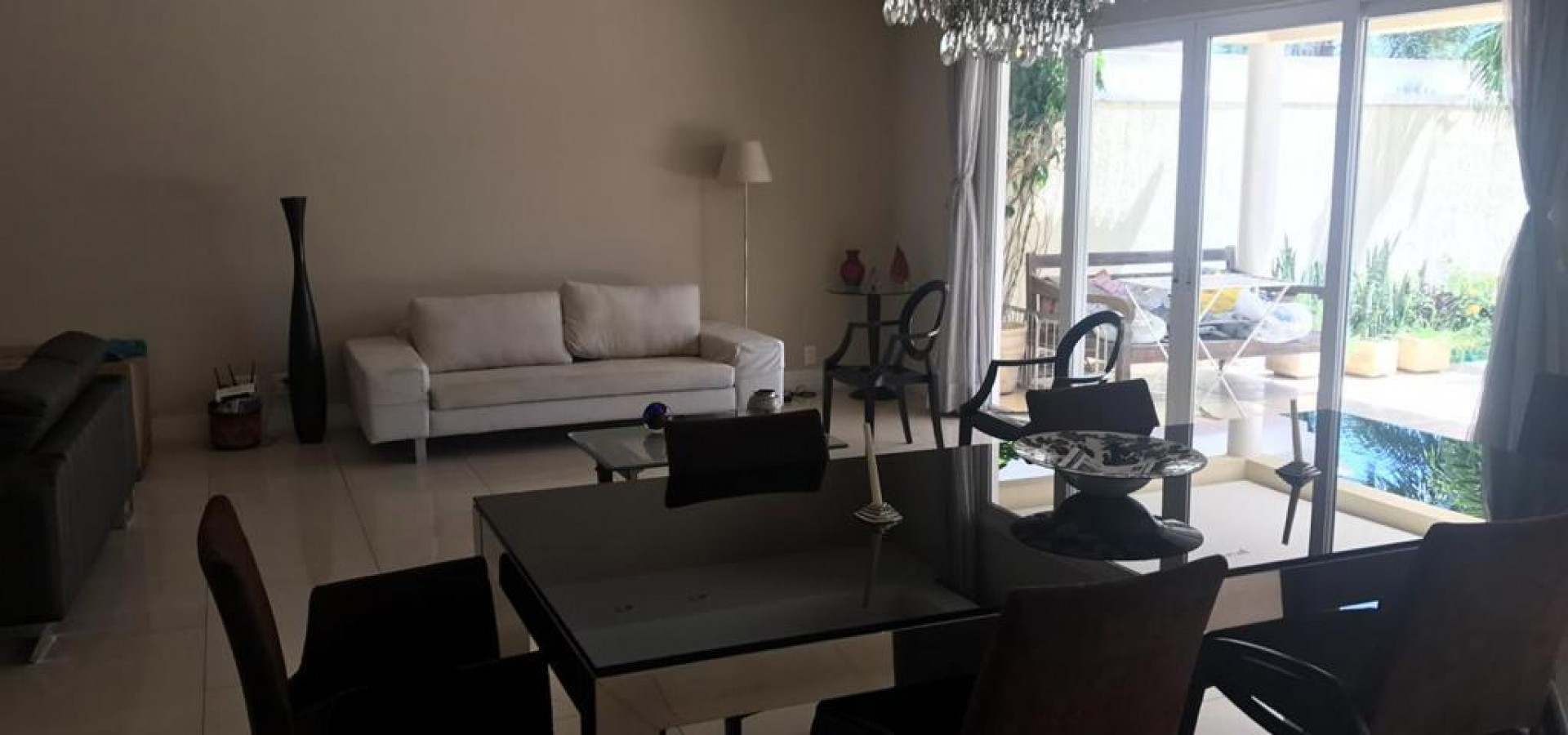 Lindíssima casa mobiliada para locação no condomínio Quintas do Rio - Barra da Tijuca. 