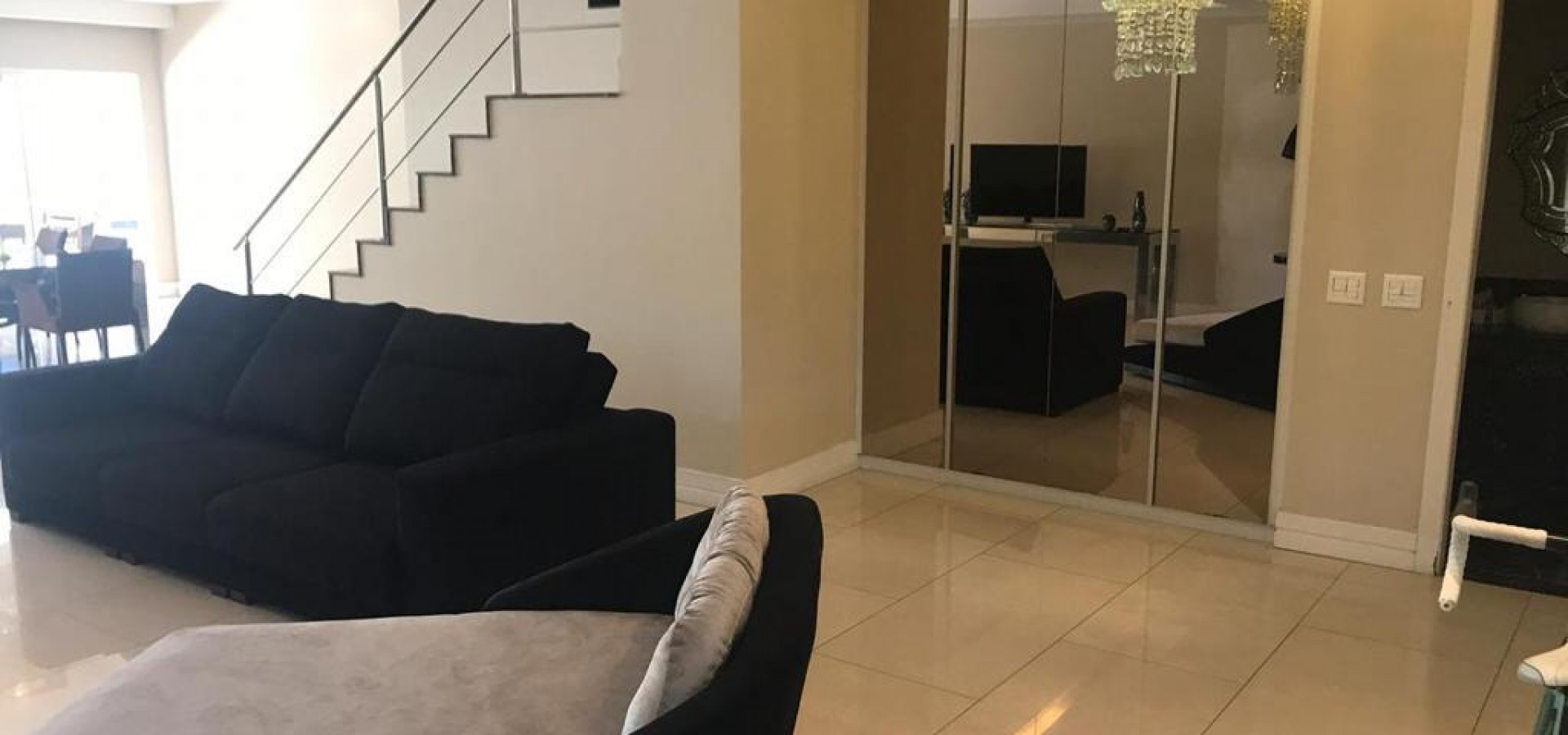 Lindíssima casa mobiliada para locação no condomínio Quintas do Rio - Barra da Tijuca. 