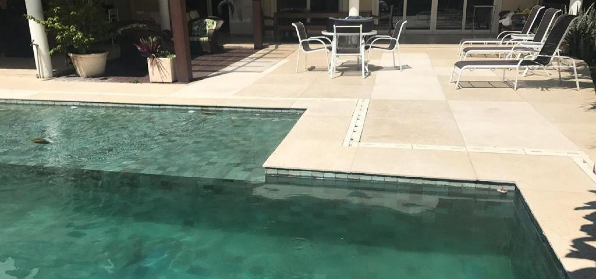 Lindíssima casa mobiliada para locação no condomínio Quintas do Rio - Barra da Tijuca. 