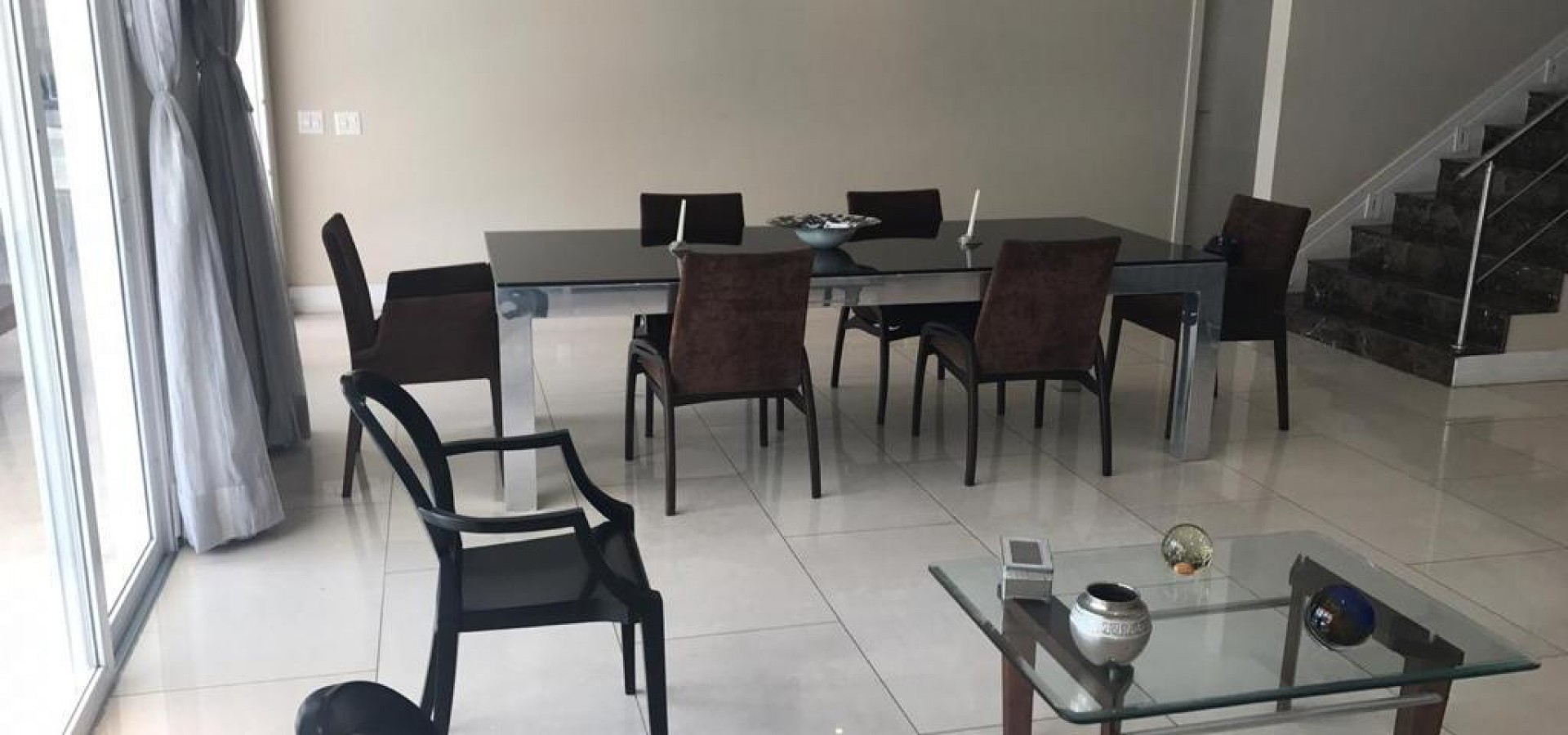 Lindíssima casa mobiliada para locação no condomínio Quintas do Rio - Barra da Tijuca. 