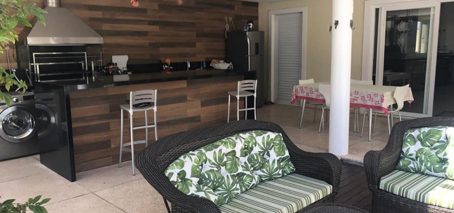 Lindíssima casa mobiliada para locação no condomínio Quintas do Rio - Barra da Tijuca. 