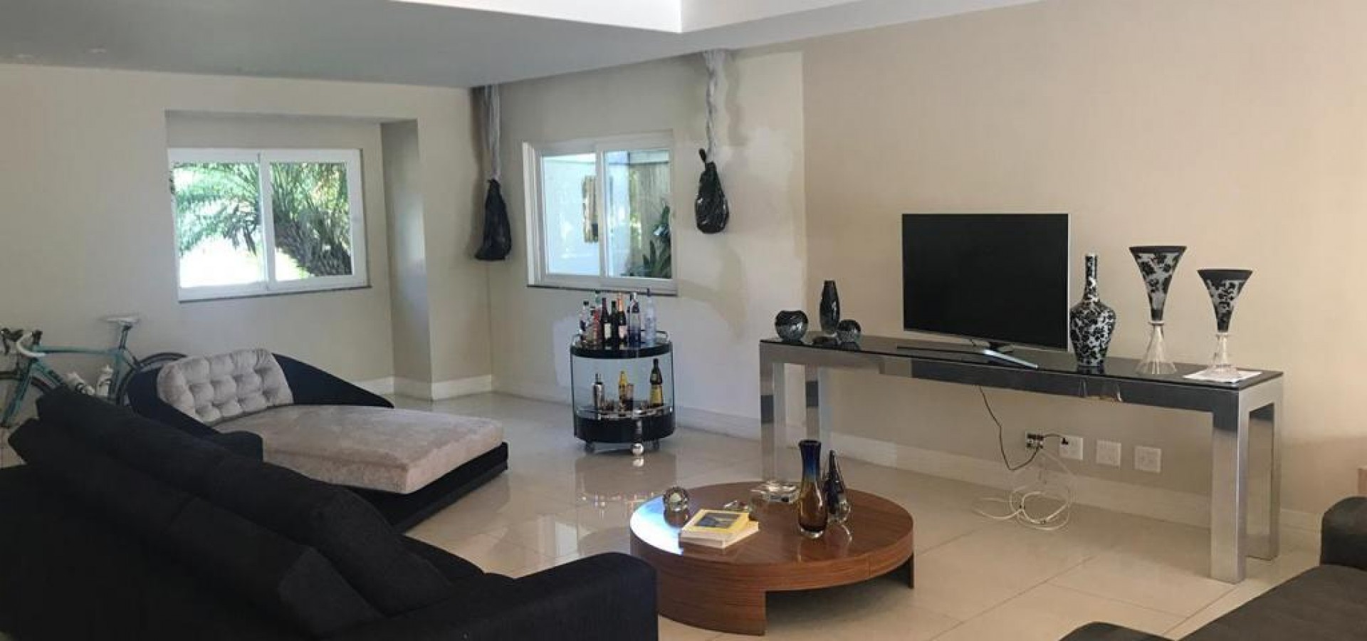 Lindíssima casa mobiliada para locação no condomínio Quintas do Rio - Barra da Tijuca. 