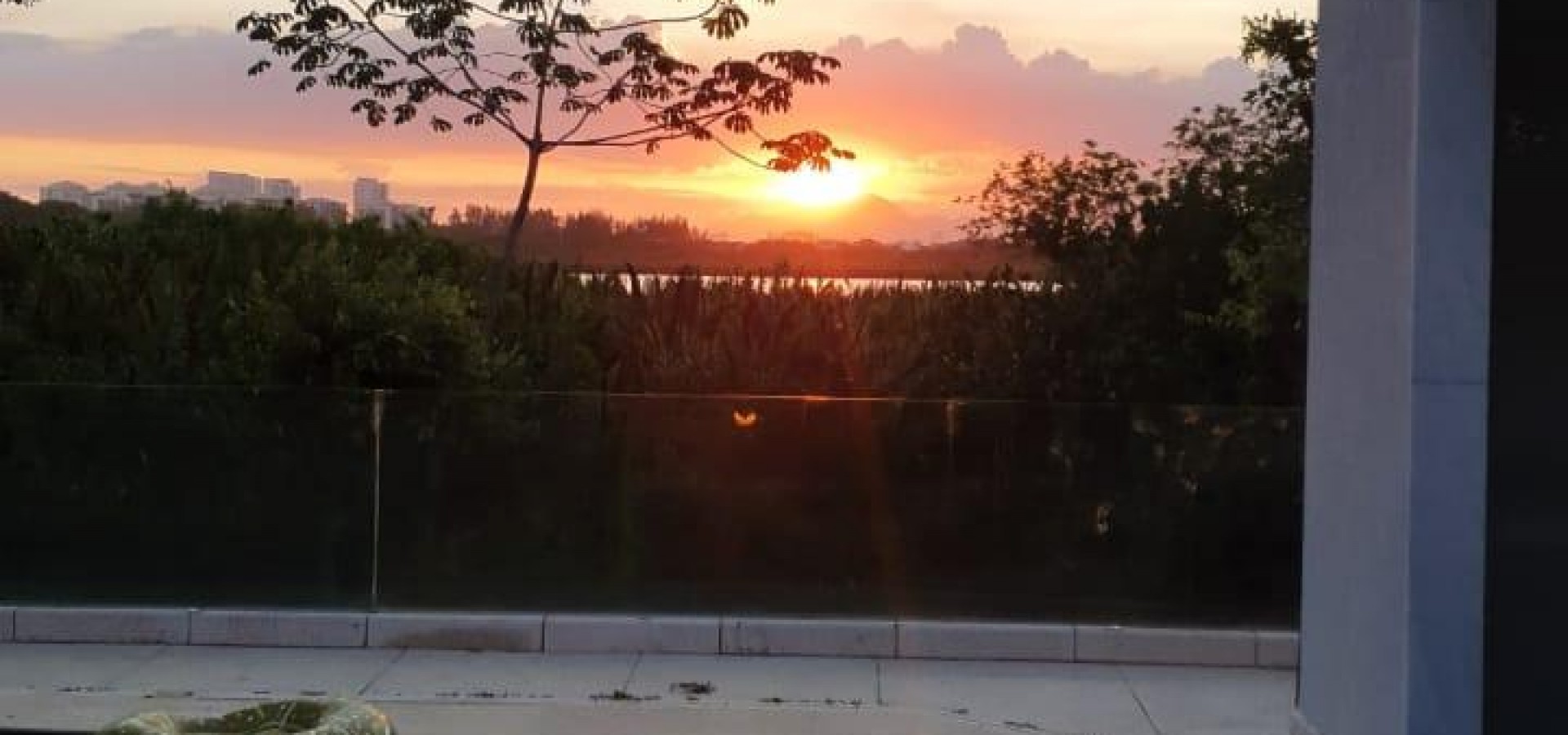 Lindíssima casa mobiliada para locação no condomínio Quintas do Rio - Barra da Tijuca. 