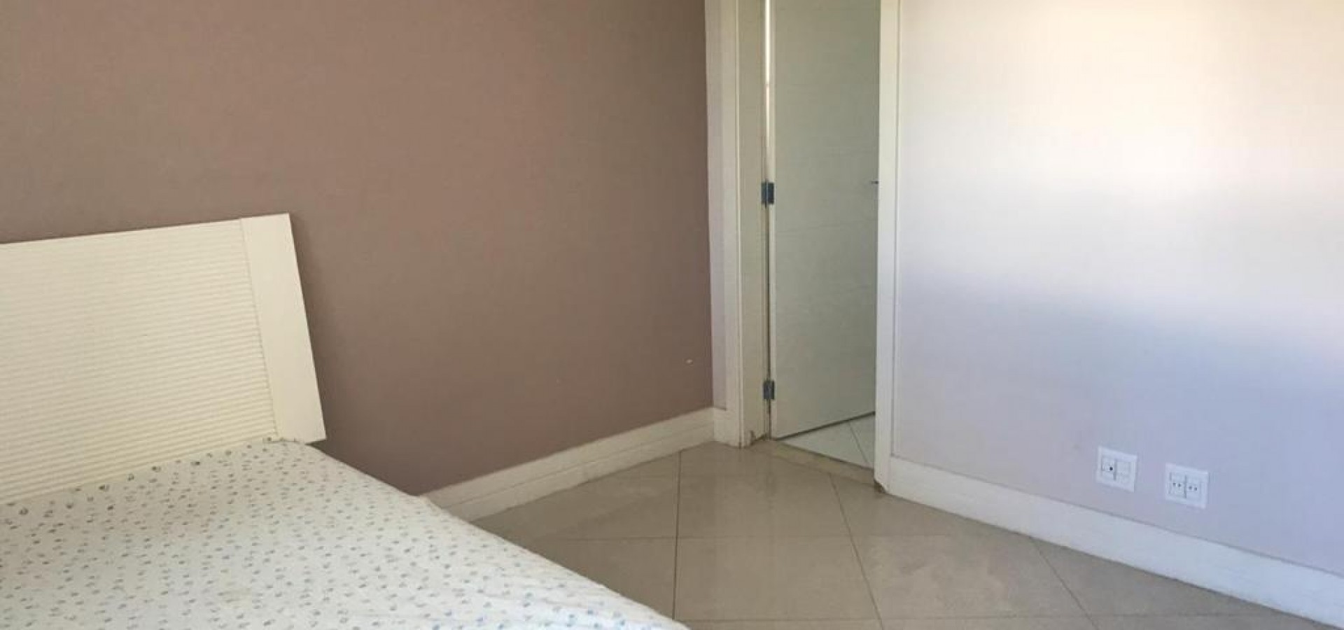 Lindíssima casa mobiliada para locação no condomínio Quintas do Rio - Barra da Tijuca. 