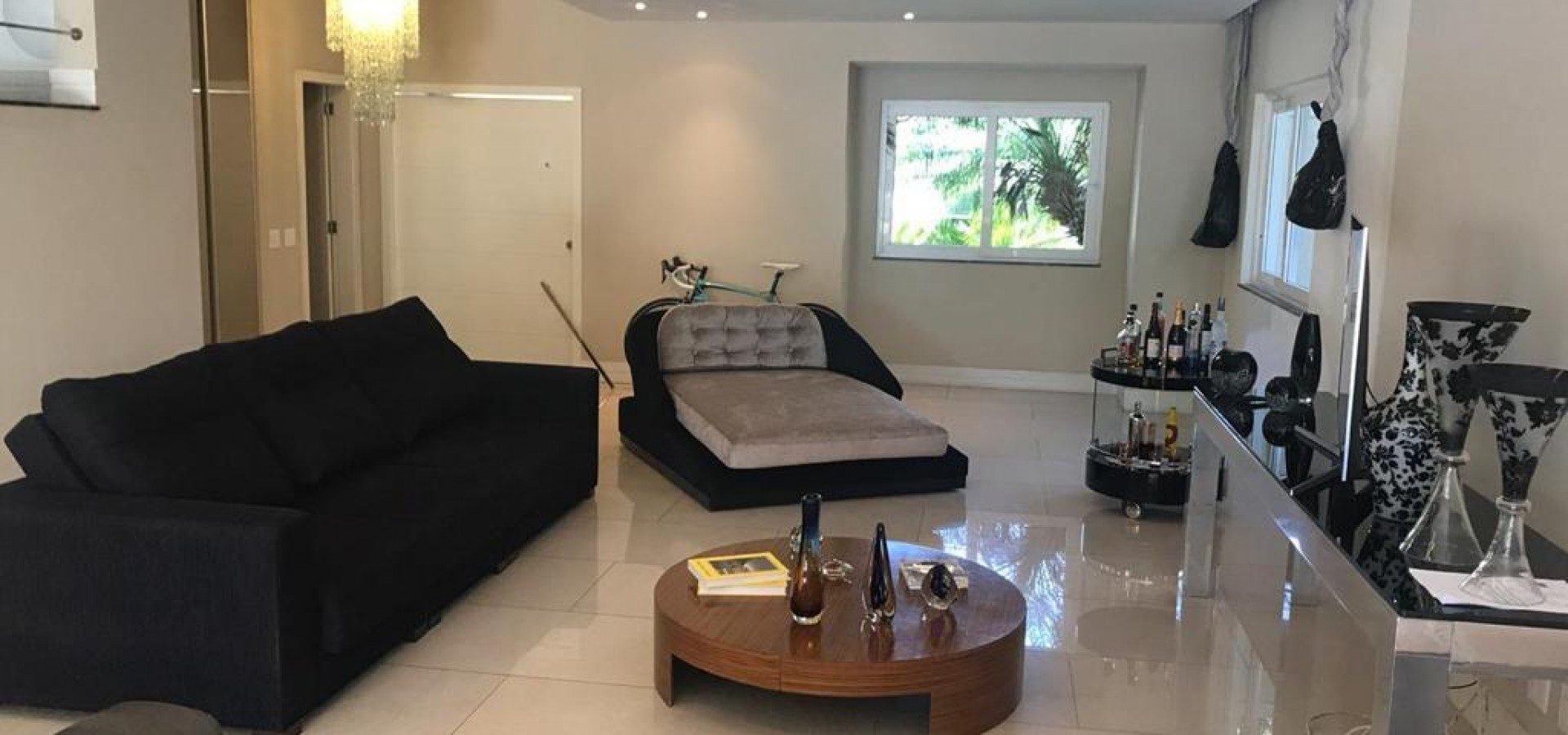 Lindíssima casa mobiliada para locação no condomínio Quintas do Rio - Barra da Tijuca. 