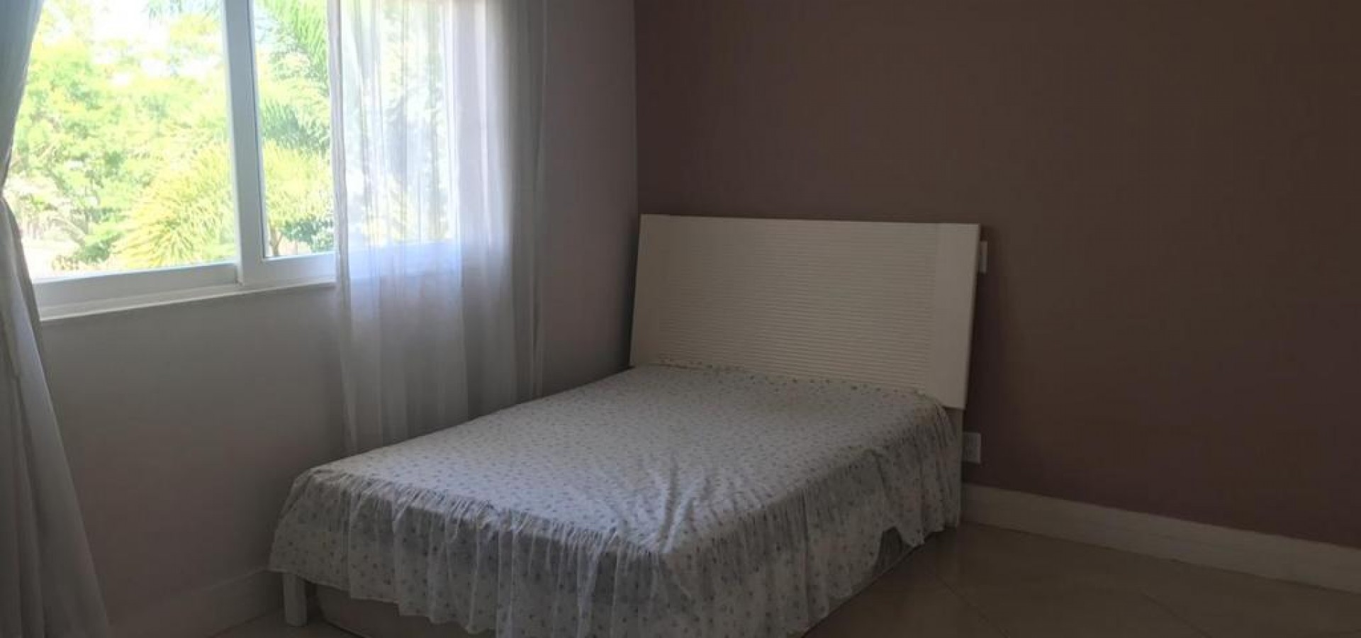 Lindíssima casa mobiliada para locação no condomínio Quintas do Rio - Barra da Tijuca. 