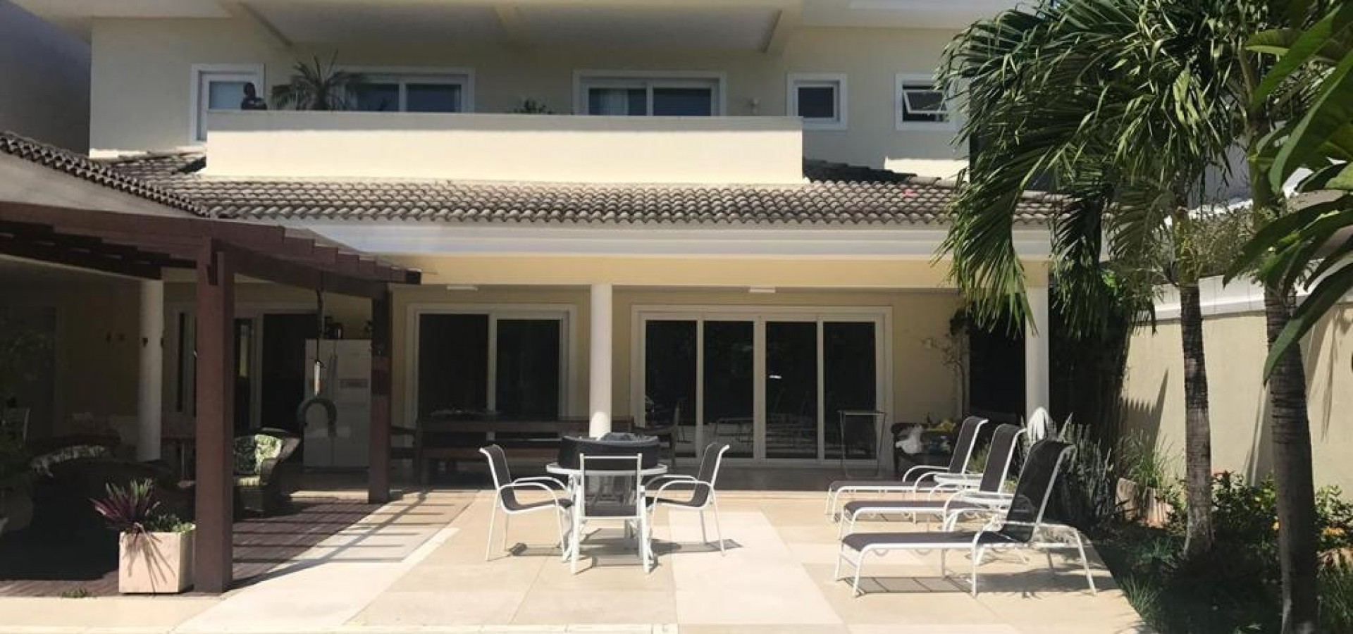 Lindíssima casa mobiliada para locação no condomínio Quintas do Rio - Barra da Tijuca. 