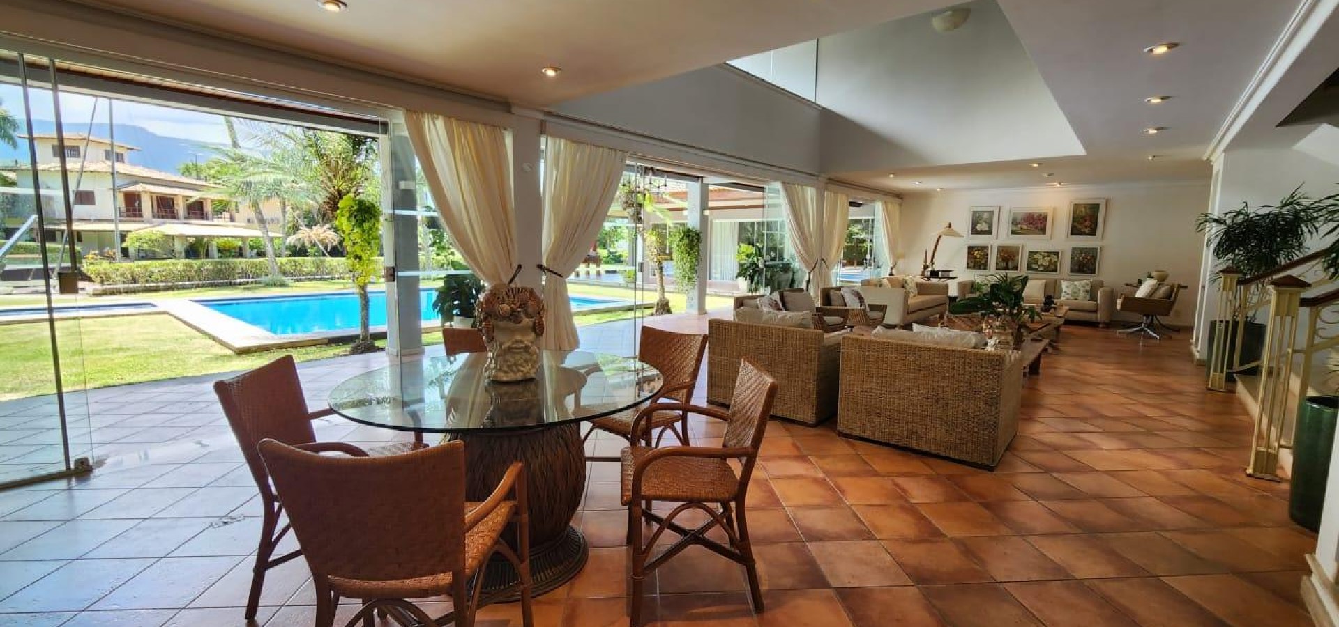 Casa Com Amplo Terreno