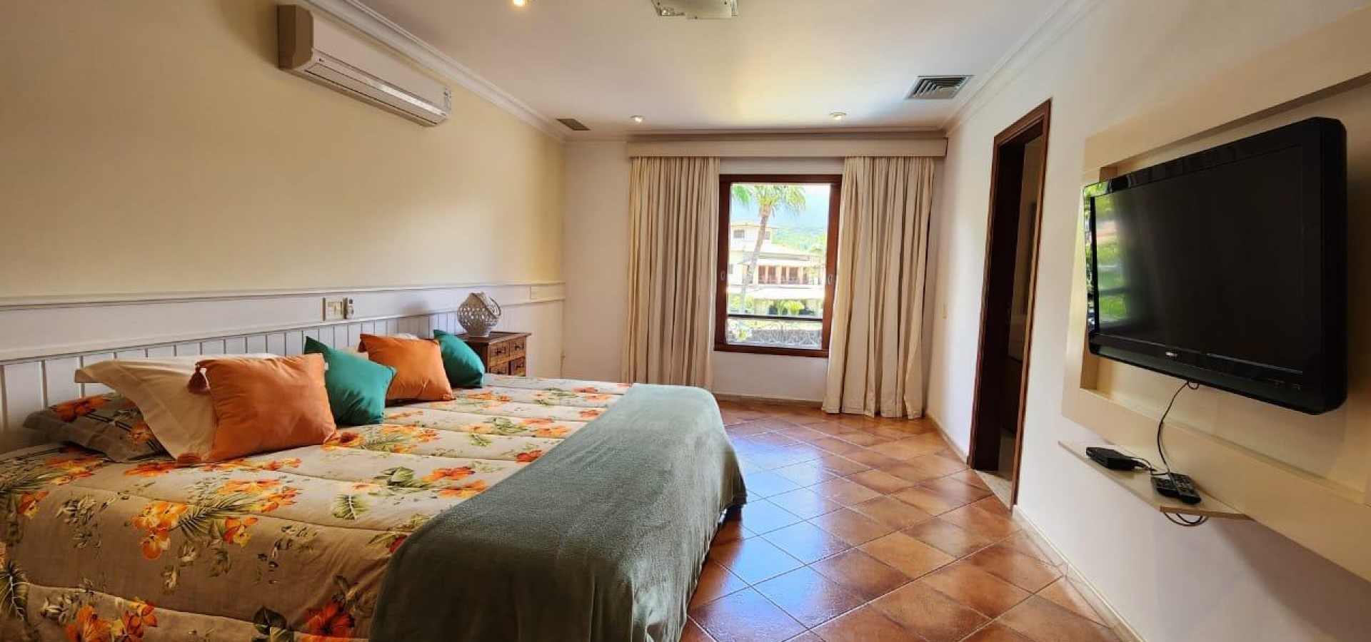 Casa Com Amplo Terreno