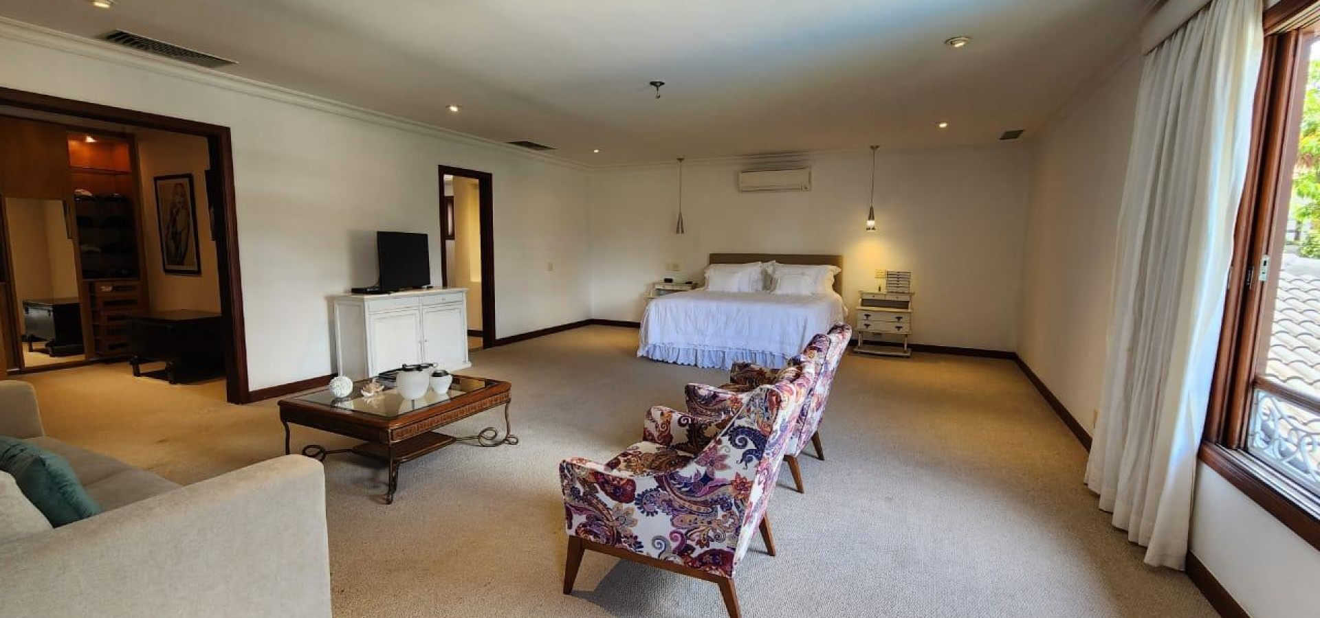 Casa Com Amplo Terreno