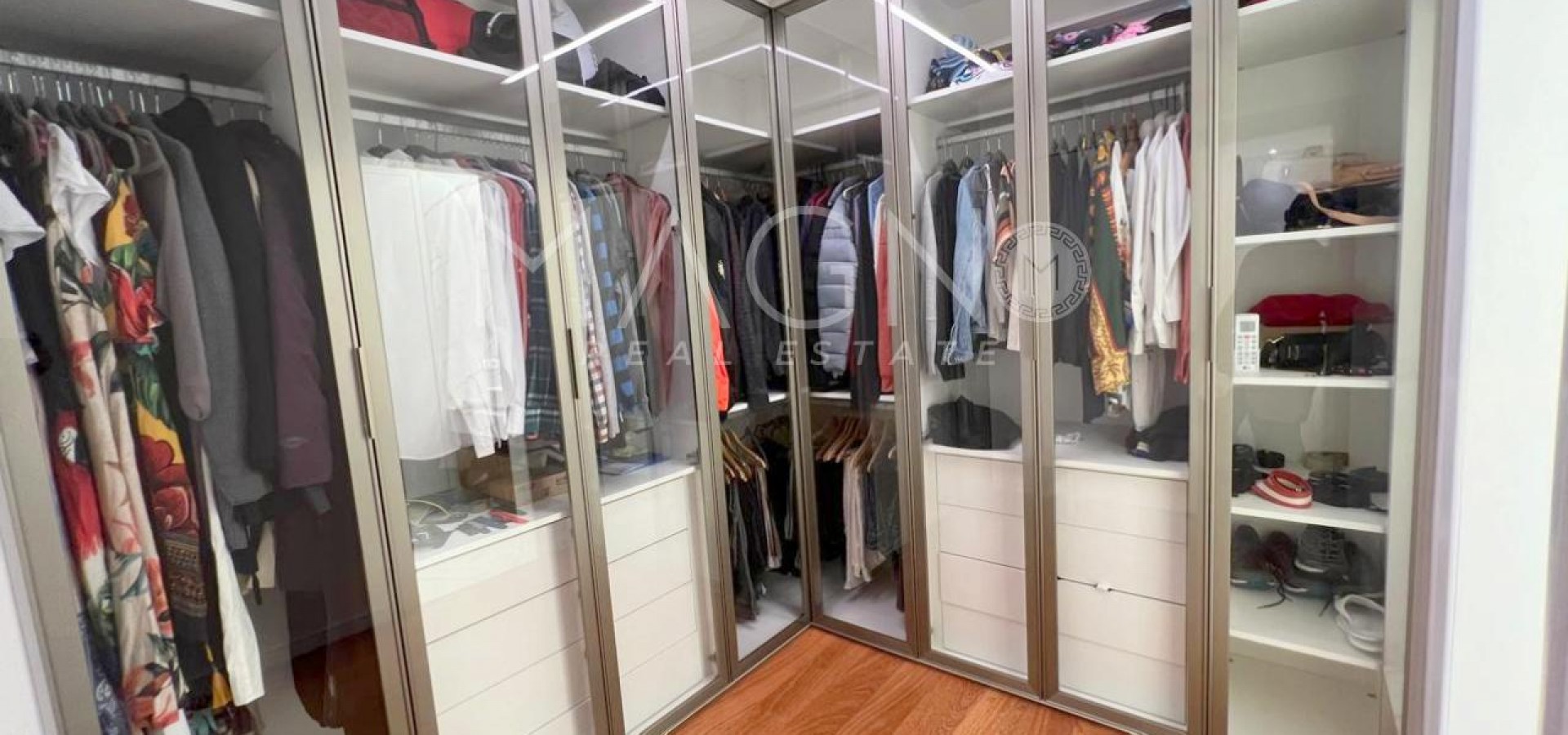 Apartamento com 3 Suítes no Jardim Oceânico