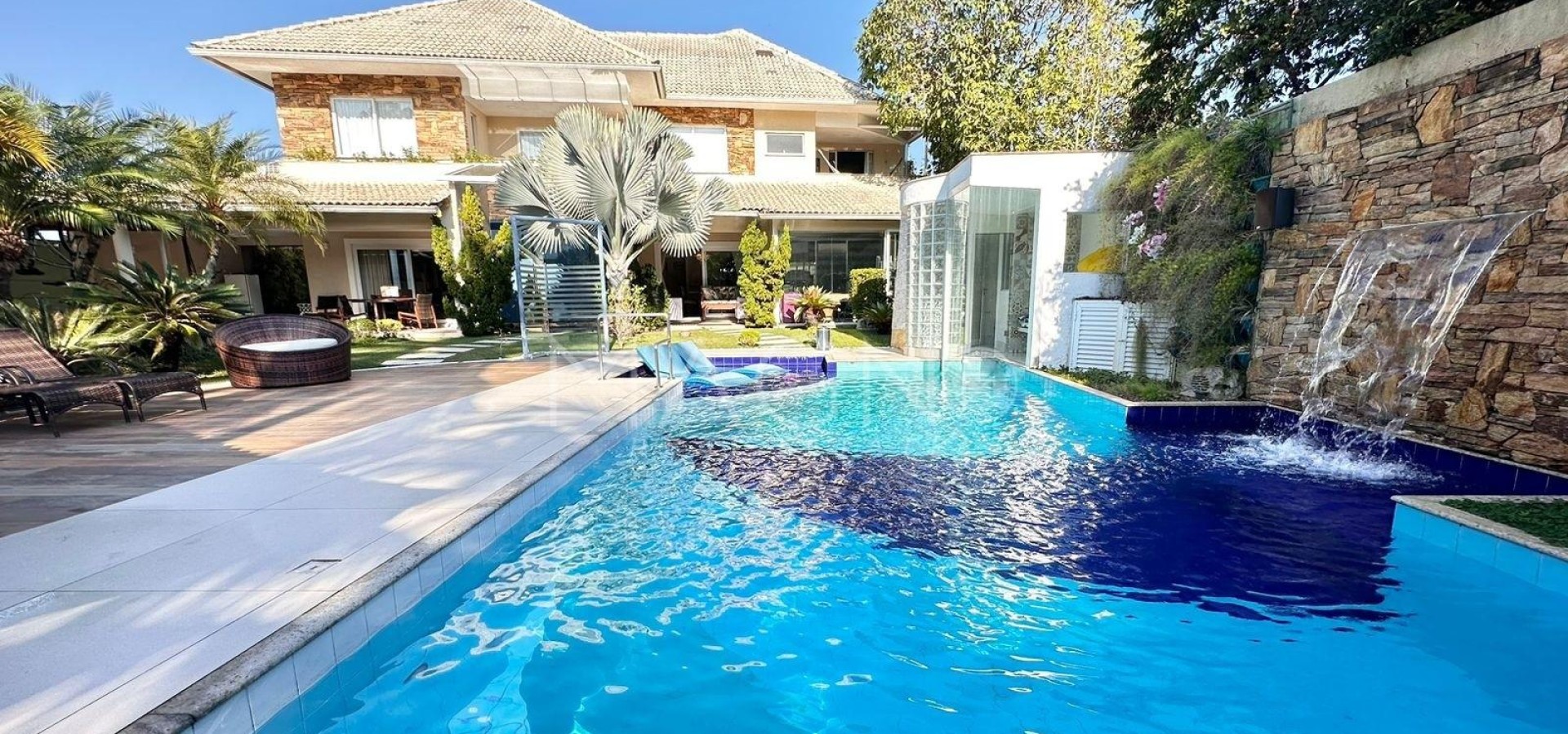 Casa Triplex no Condomínio Mansões
