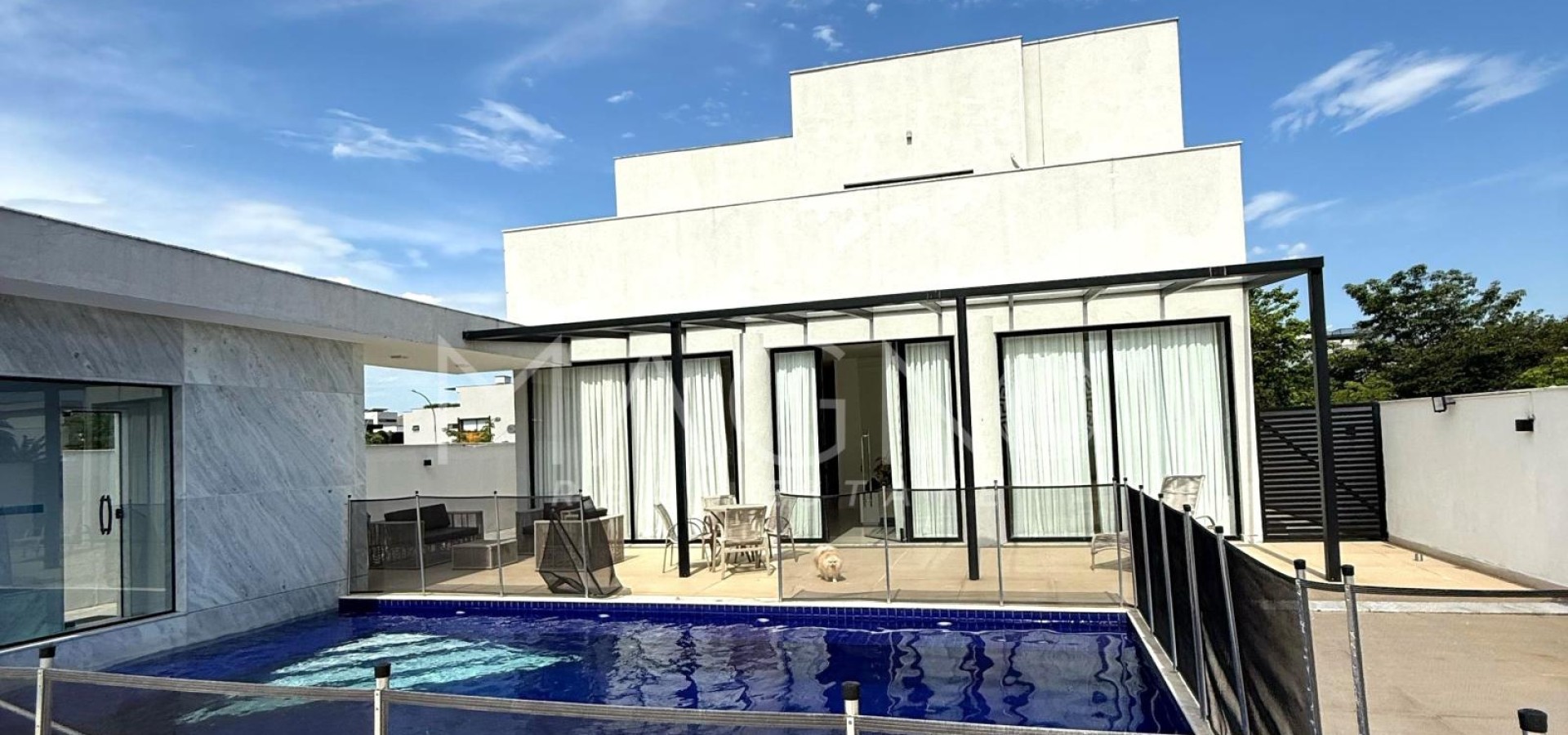 Casa em Alphaville com 4 Suítes