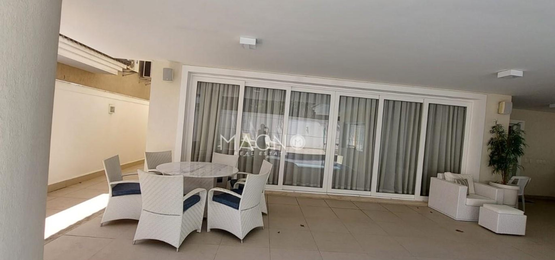 Residência sofisticada com 4 suítes, energia solar e amplo lazer.