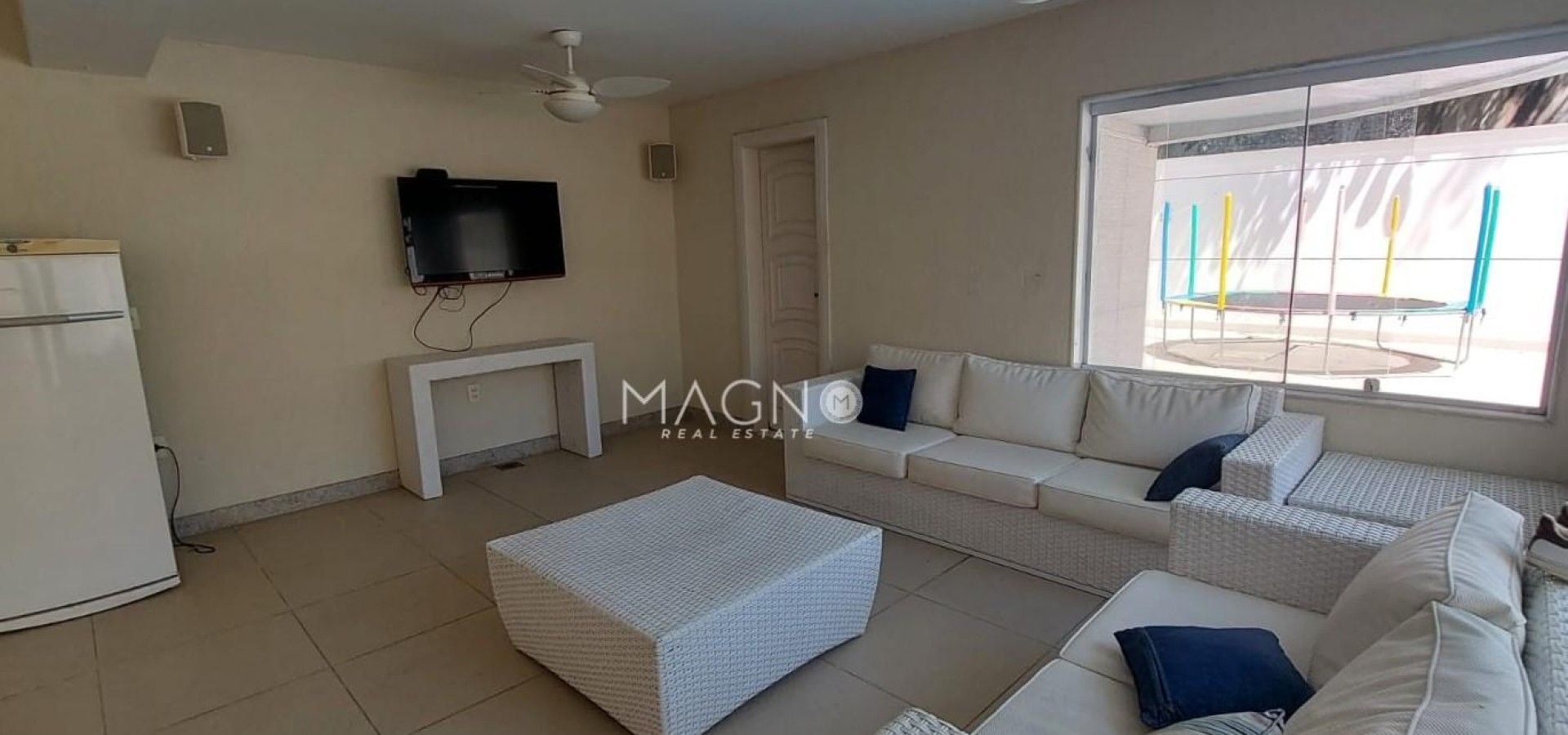 Residência sofisticada com 4 suítes, energia solar e amplo lazer.