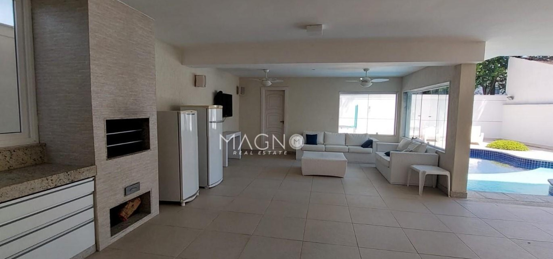 Residência sofisticada com 4 suítes, energia solar e amplo lazer.