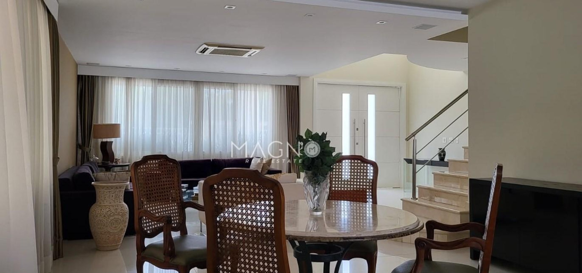 Residência sofisticada com 4 suítes, energia solar e amplo lazer.