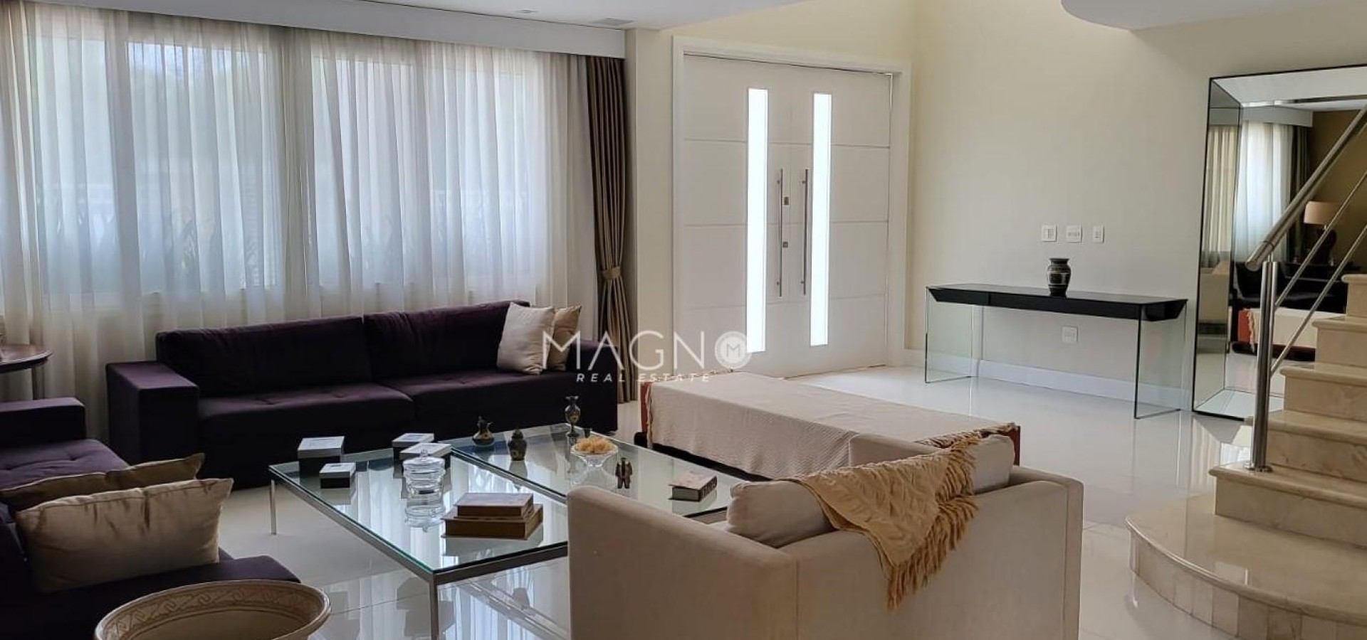 Residência sofisticada com 4 suítes, energia solar e amplo lazer.