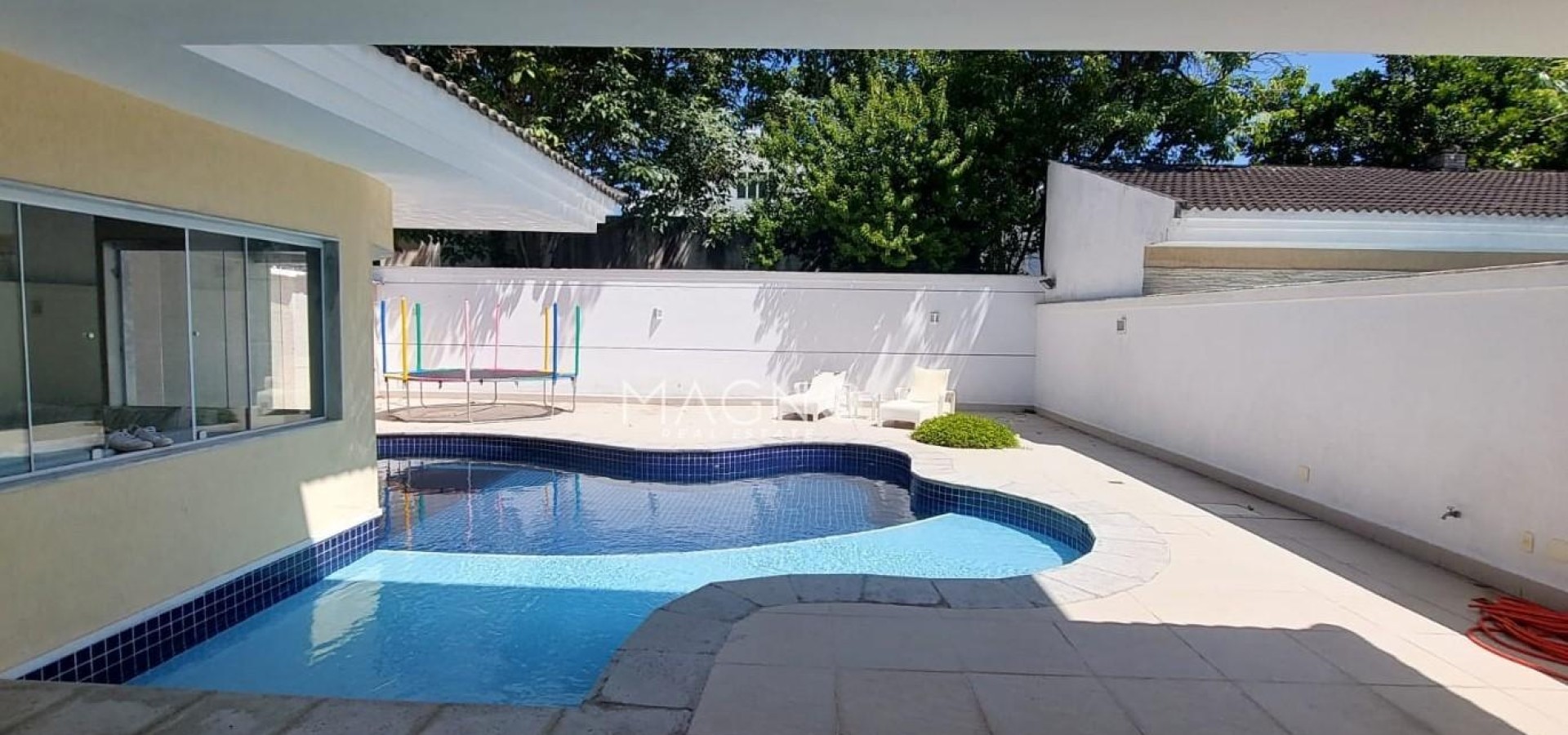 Residência sofisticada com 4 suítes, energia solar e amplo lazer.