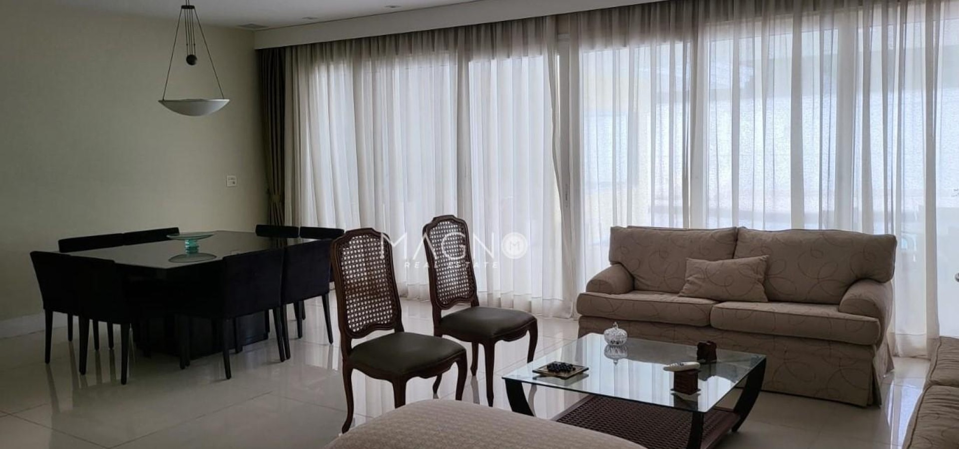 Residência sofisticada com 4 suítes, energia solar e amplo lazer.