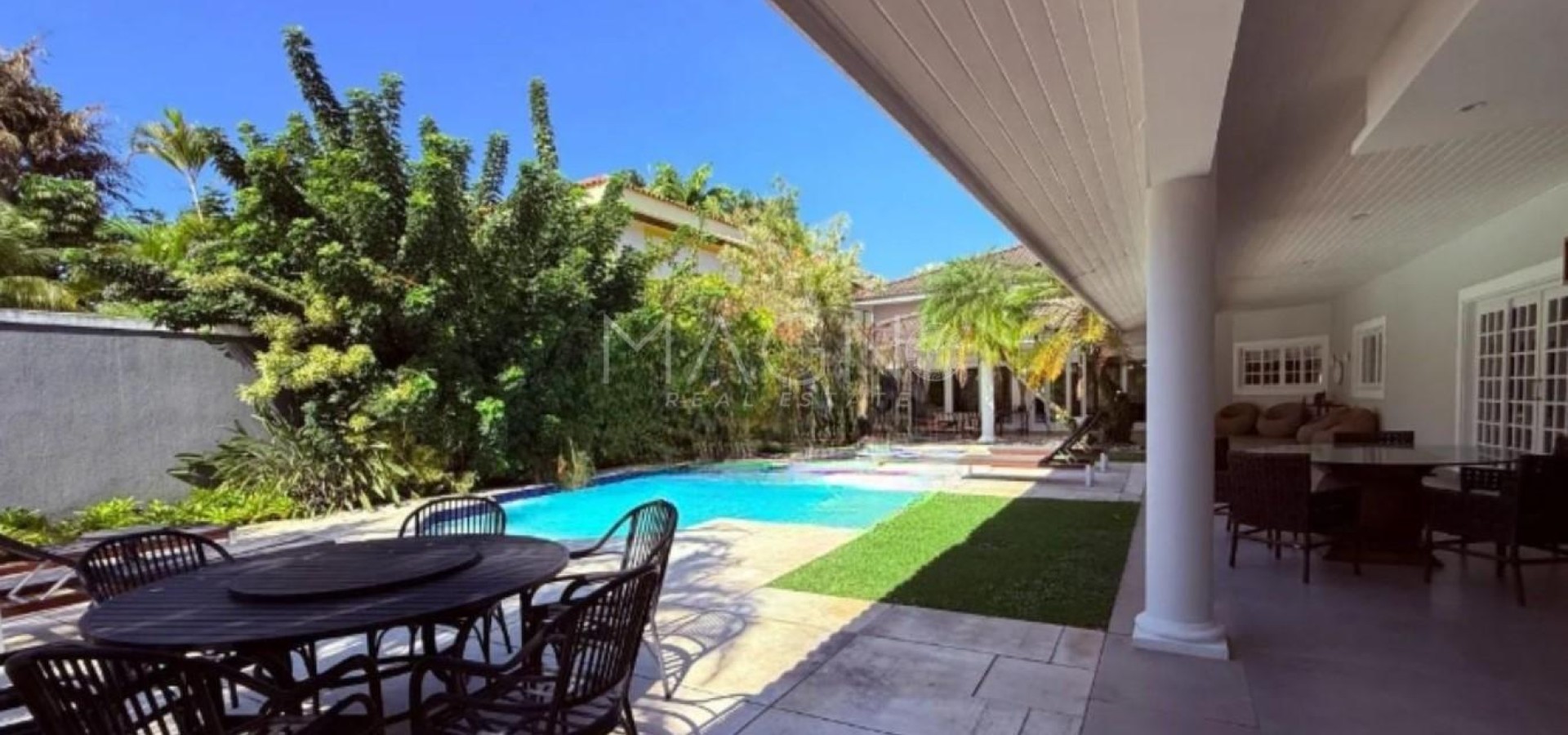 Linda casa no condomínio Malibu