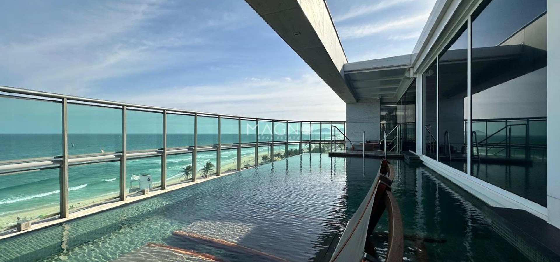 Cobertura mobiliada frontal mar na Barra da Tijuca - Rio de Janeiro - RJcom 800 m² 