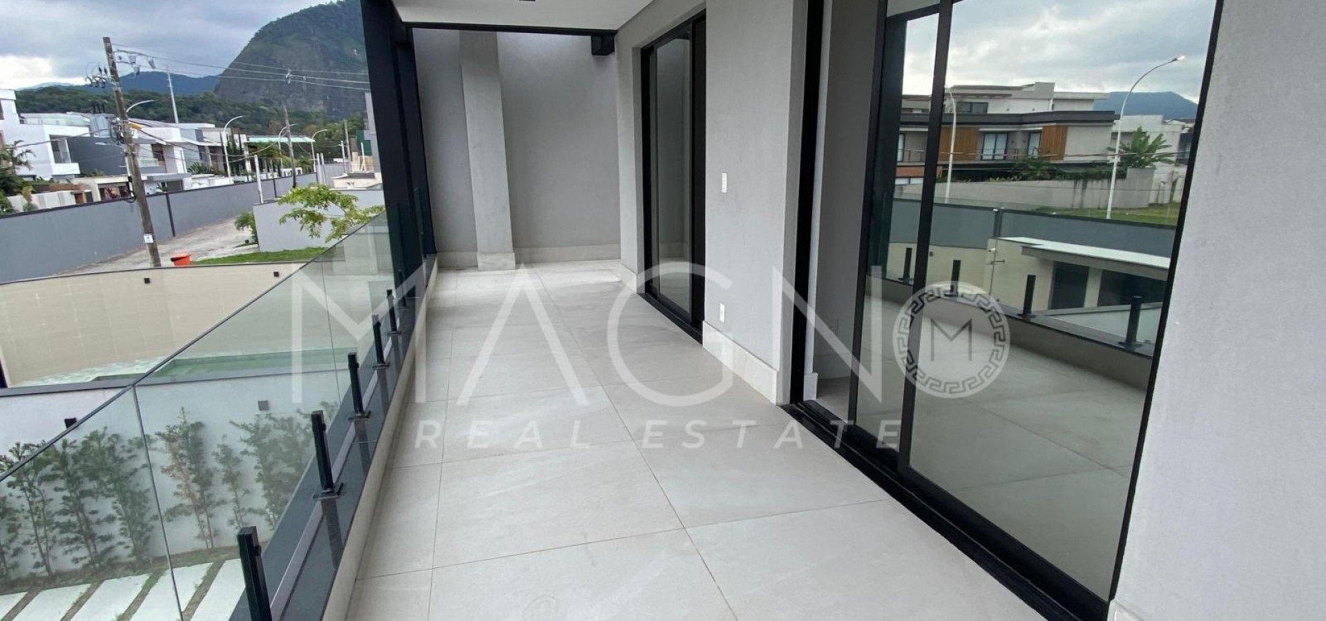 Linda Casa com 4 Suítes.